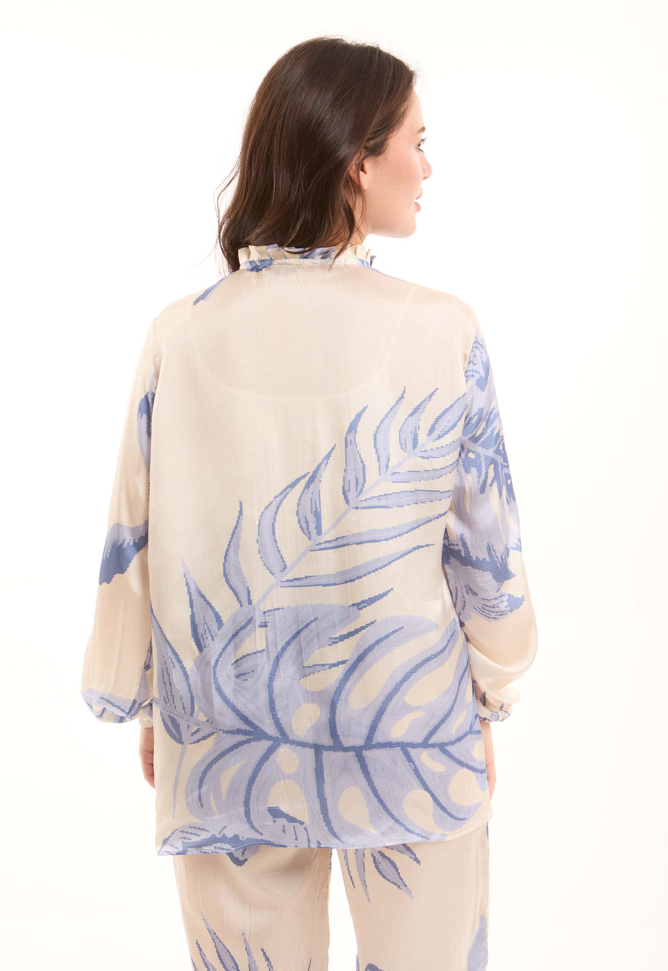 بلوزة ناعمة بنقشة زهور وياقة برباط