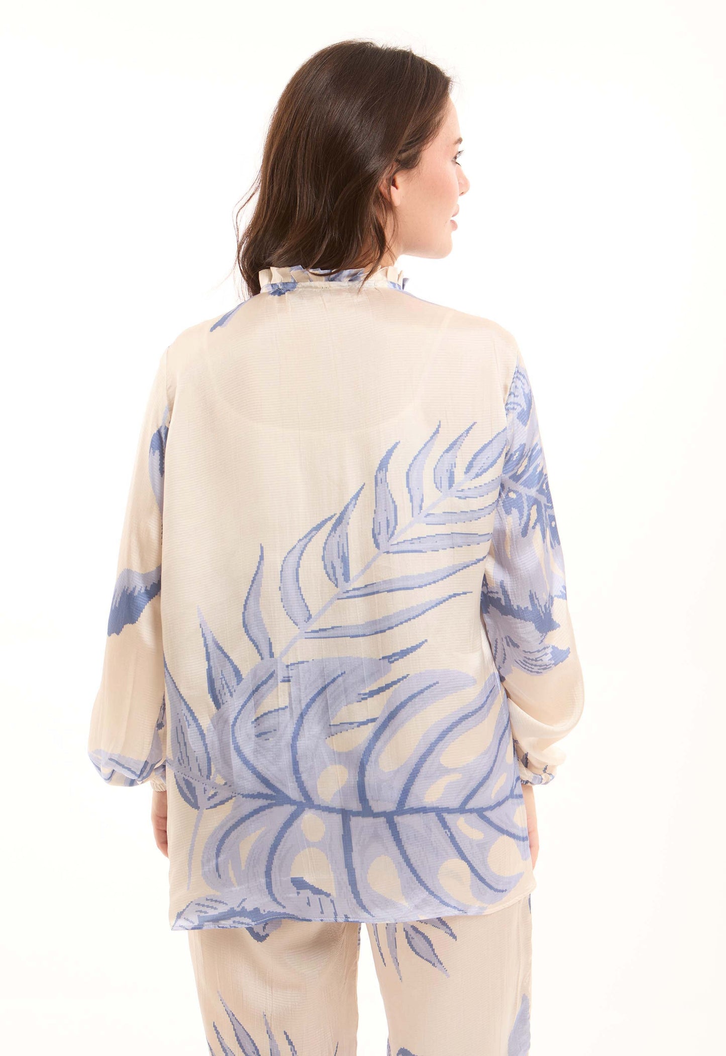 بلوزة ناعمة بنقشة زهور وياقة برباط