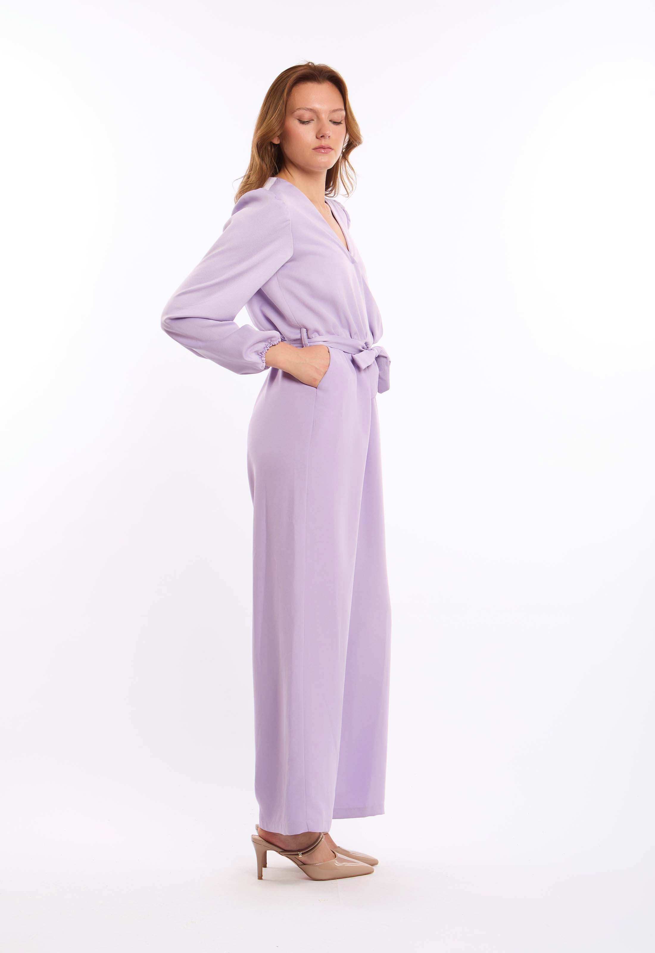 جمبسوت بأكمام طويلة وياقة V مع وسط برباط