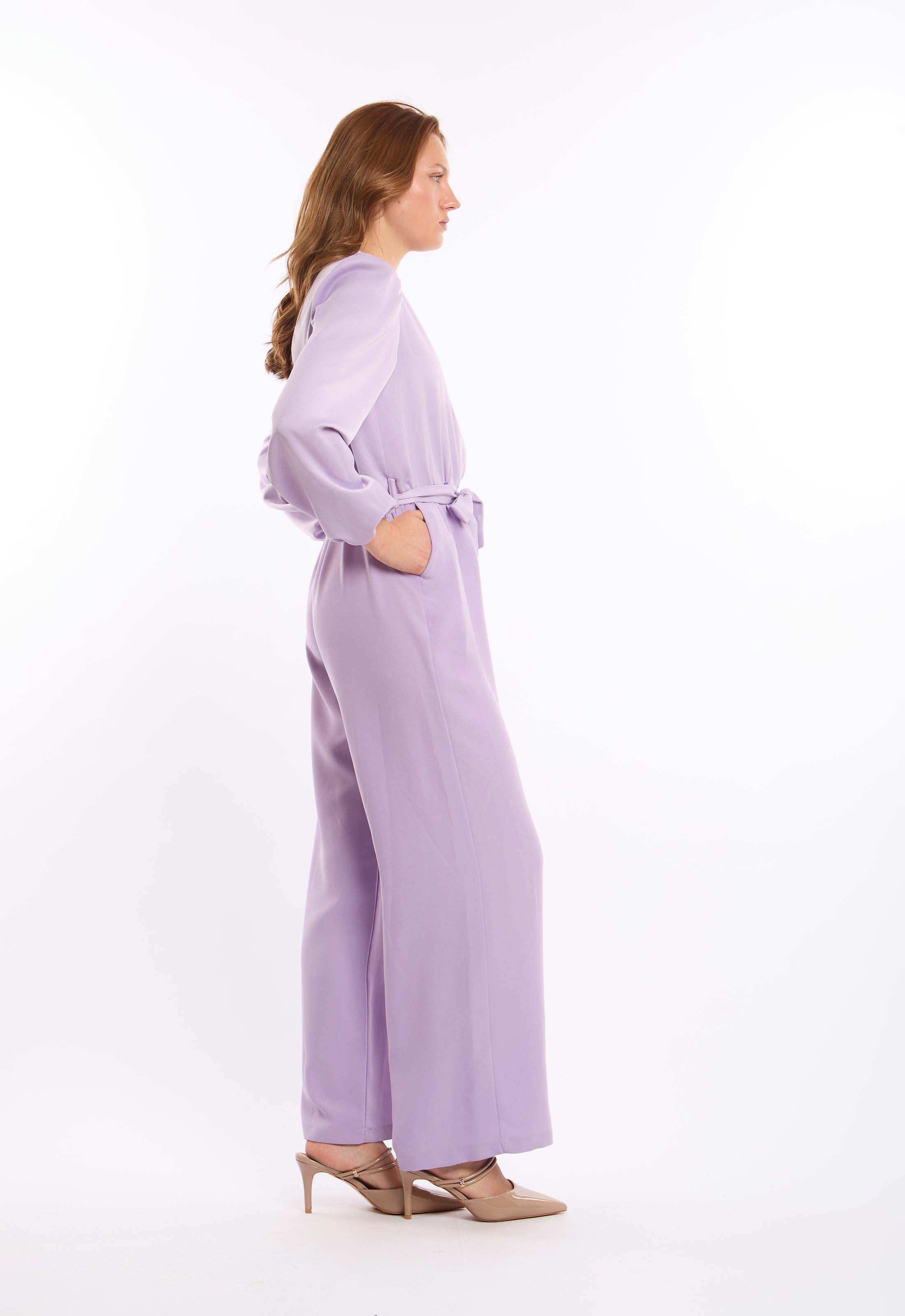 جمبسوت بأكمام طويلة وياقة V مع وسط برباط