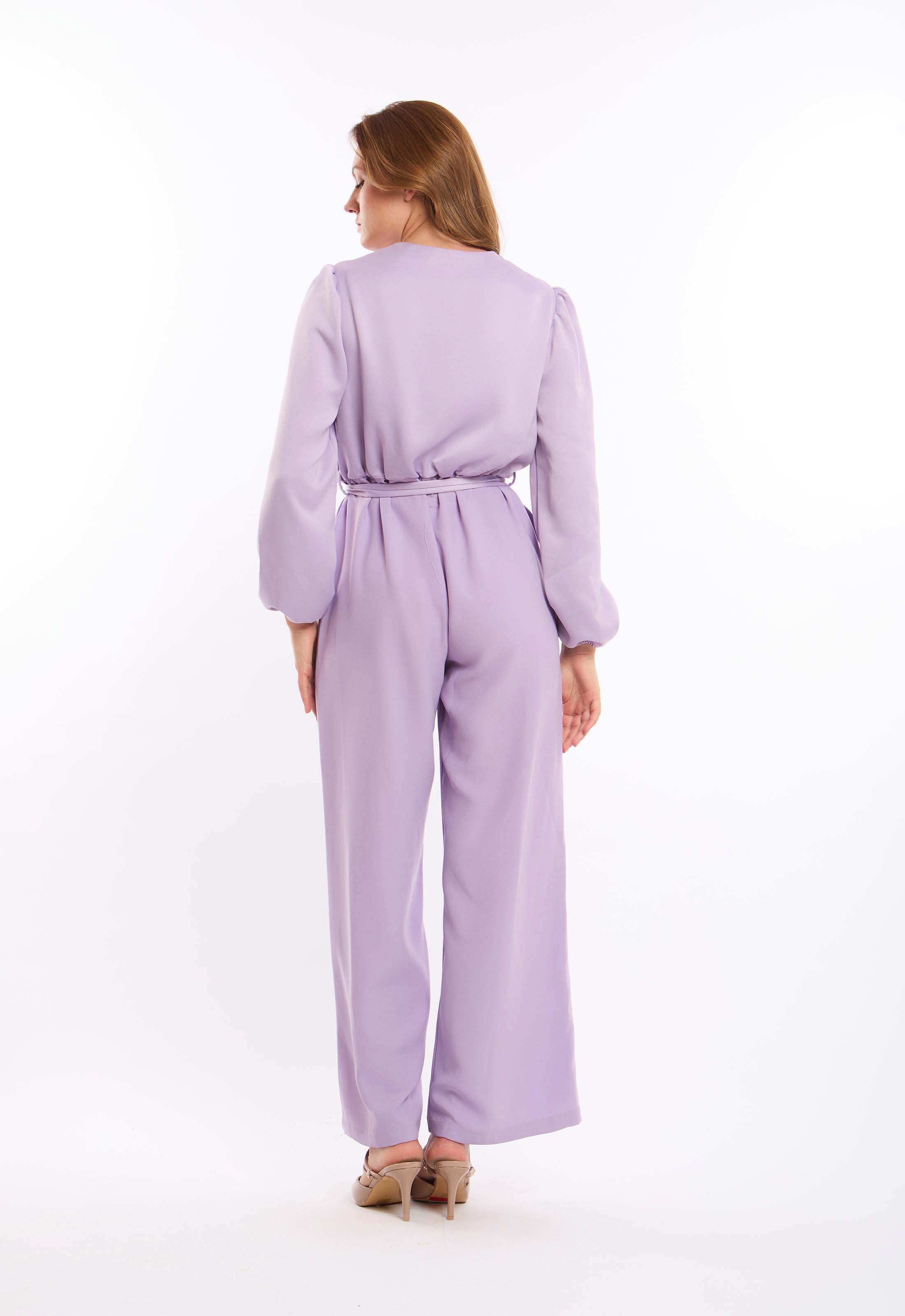 جمبسوت بأكمام طويلة وياقة V مع وسط برباط