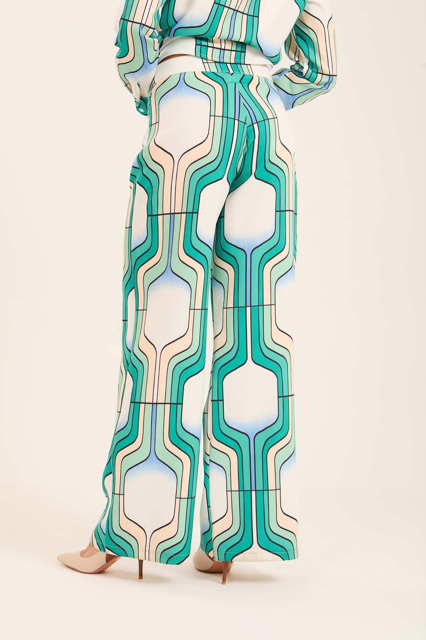 بنطلون بساق واسعة بنقشة هندسية عصرية