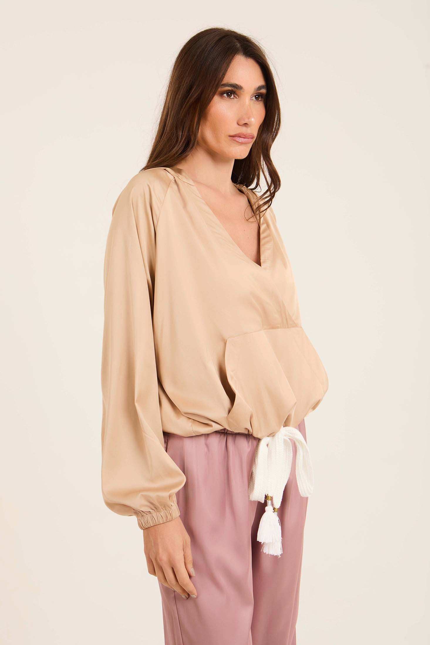 سويت شيرت برقبة V عميقة مع حافة برباط