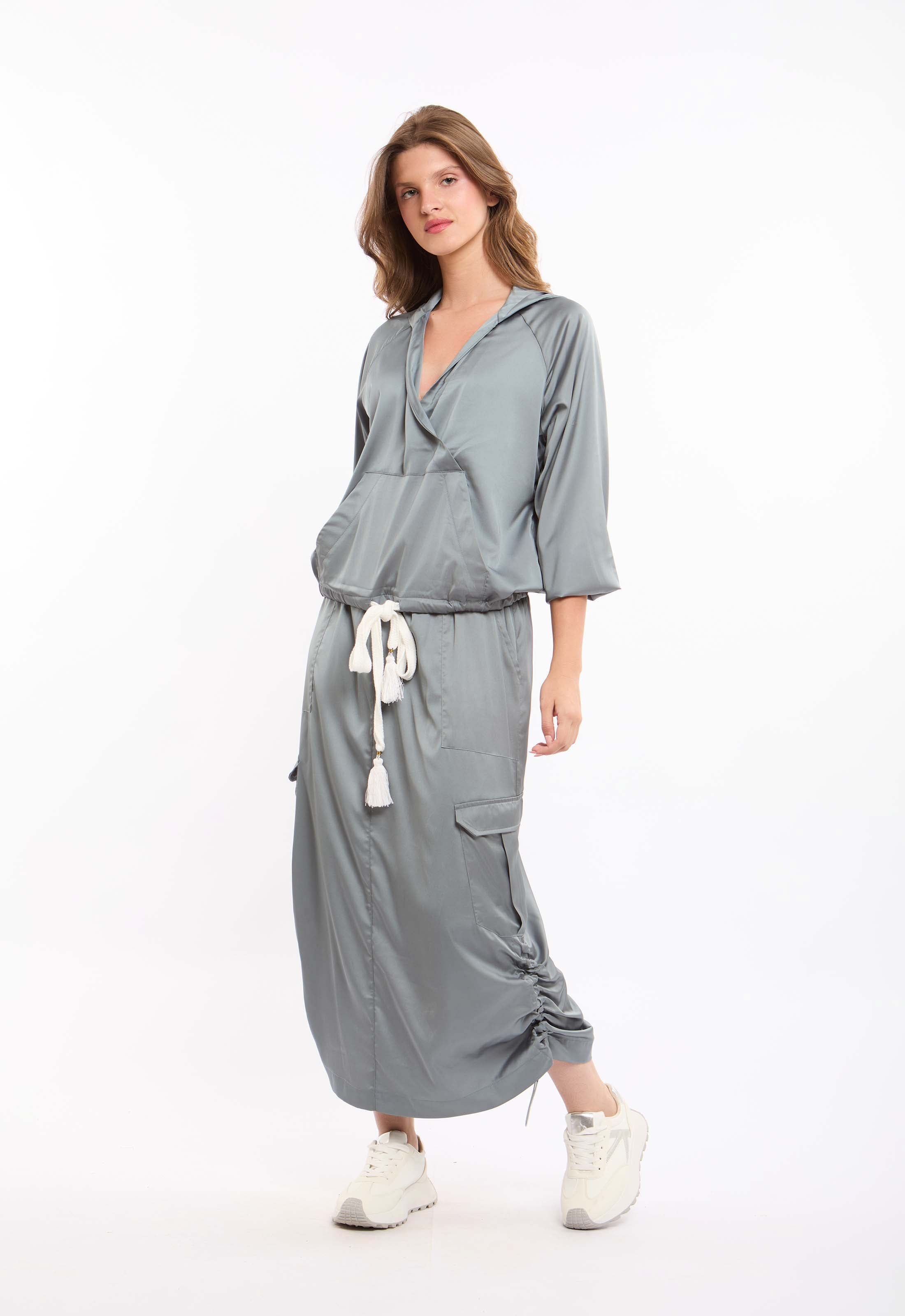 سويت شيرت برقبة V عميقة مع حافة برباط