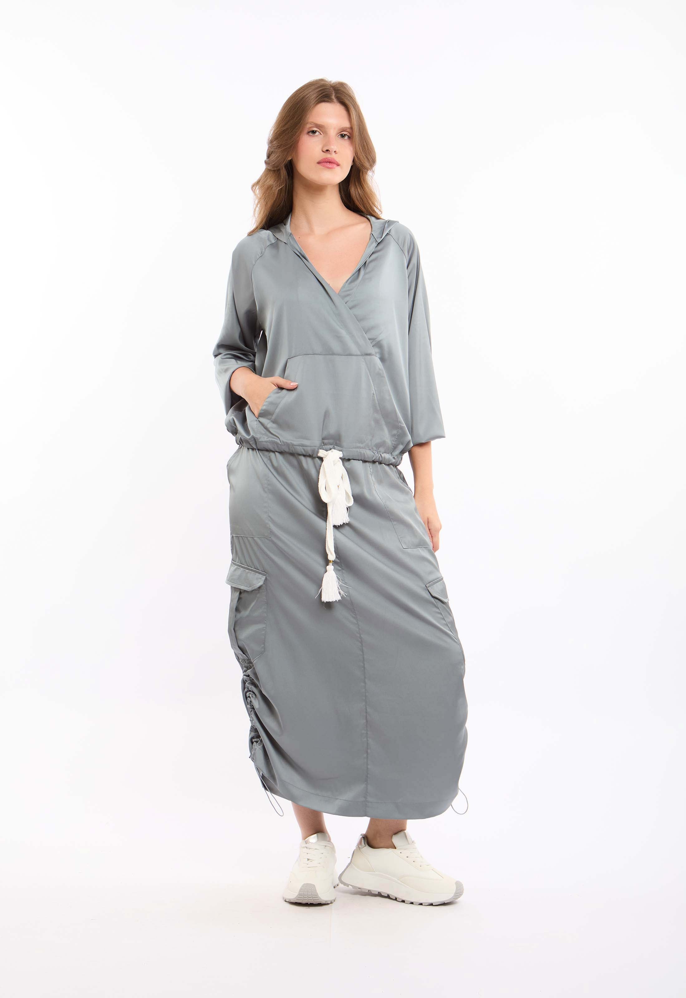 سويت شيرت برقبة V عميقة مع حافة برباط