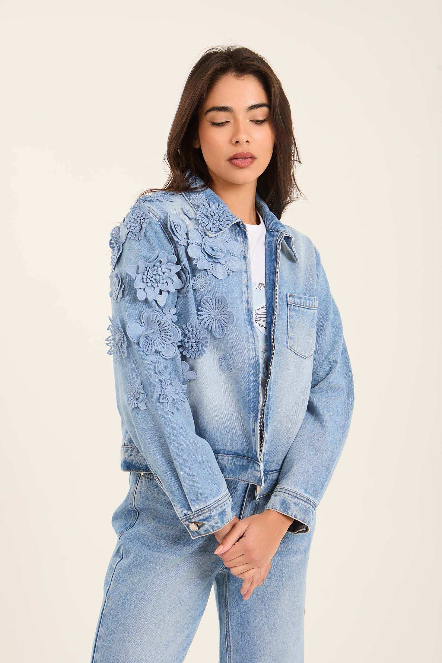 جاكيت دنيم بتفاصيل زهور أنثوية