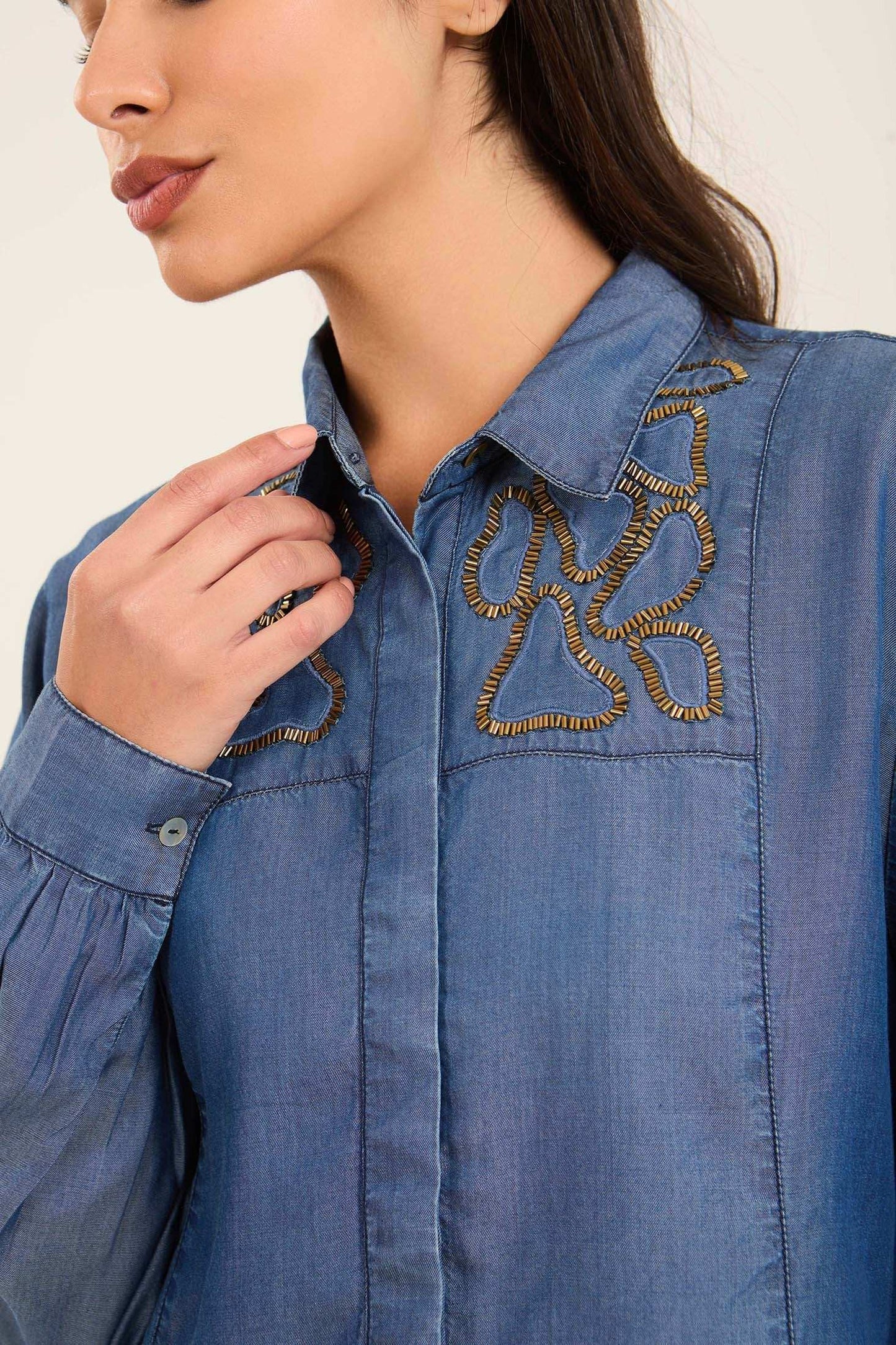 قميص فيسكوز بياقة مطرزة