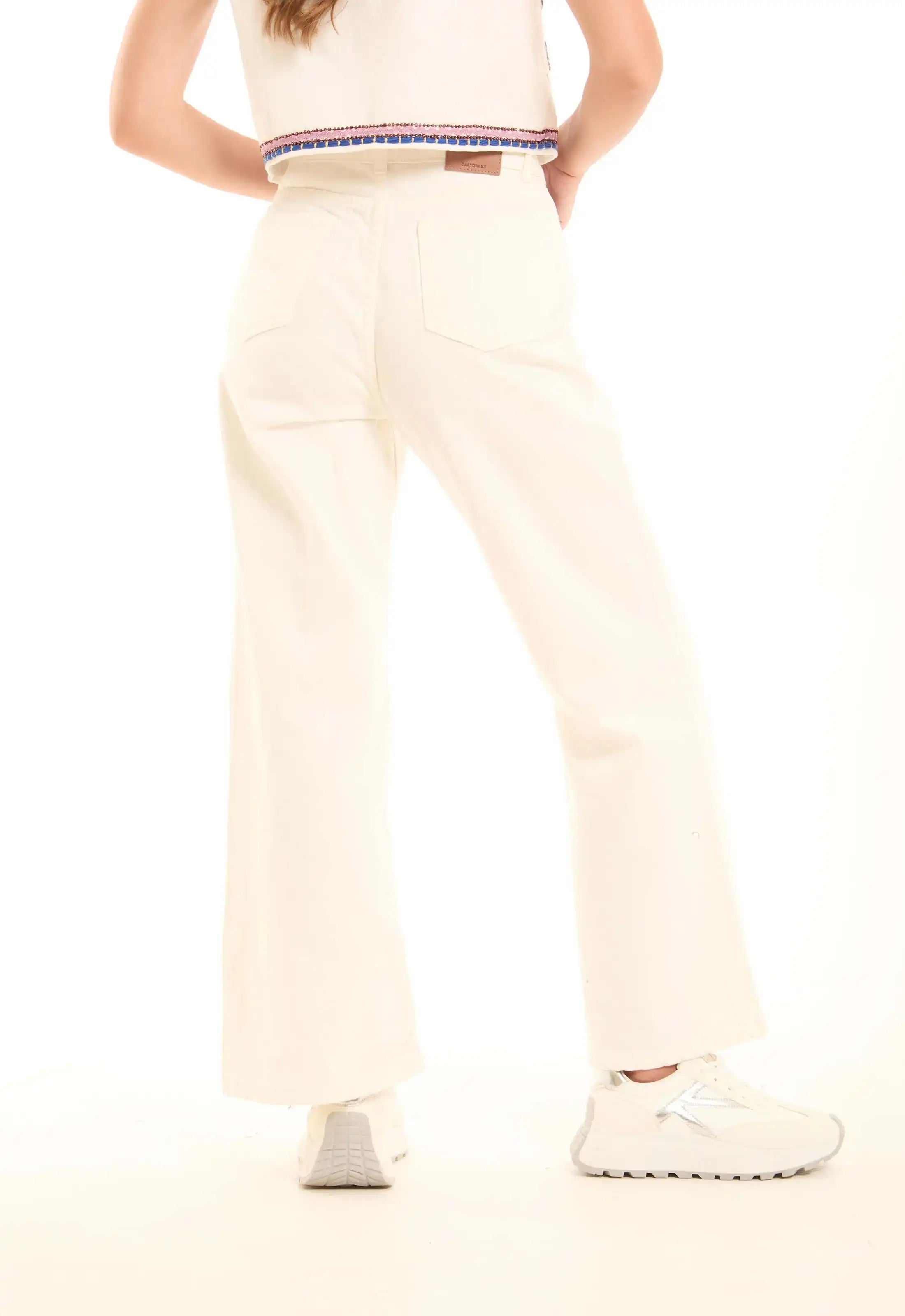 بنطلون بساق مستقيمة وأزرار بستايل البحّار