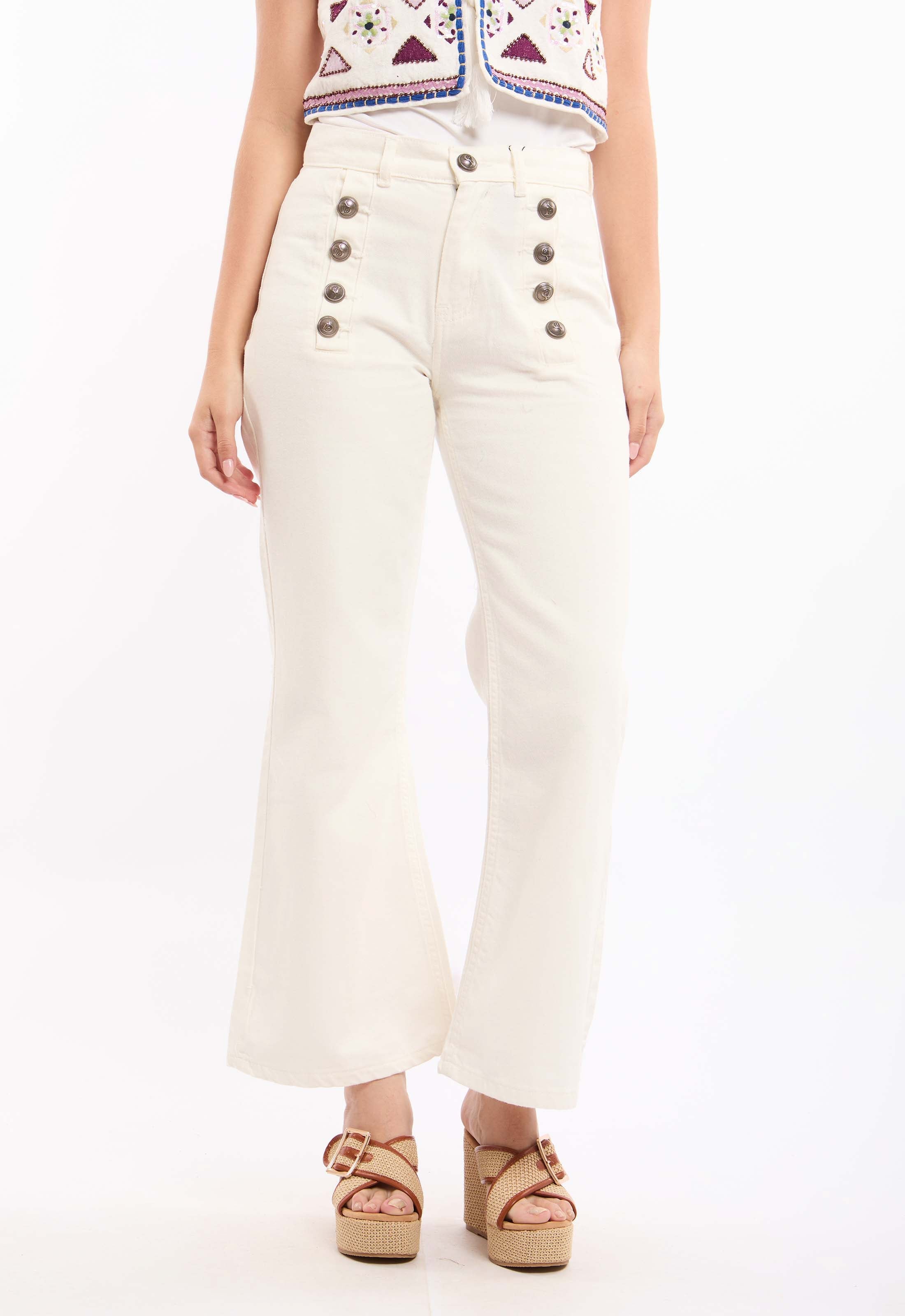 بنطلون بساق مستقيمة وأزرار بستايل البحّار