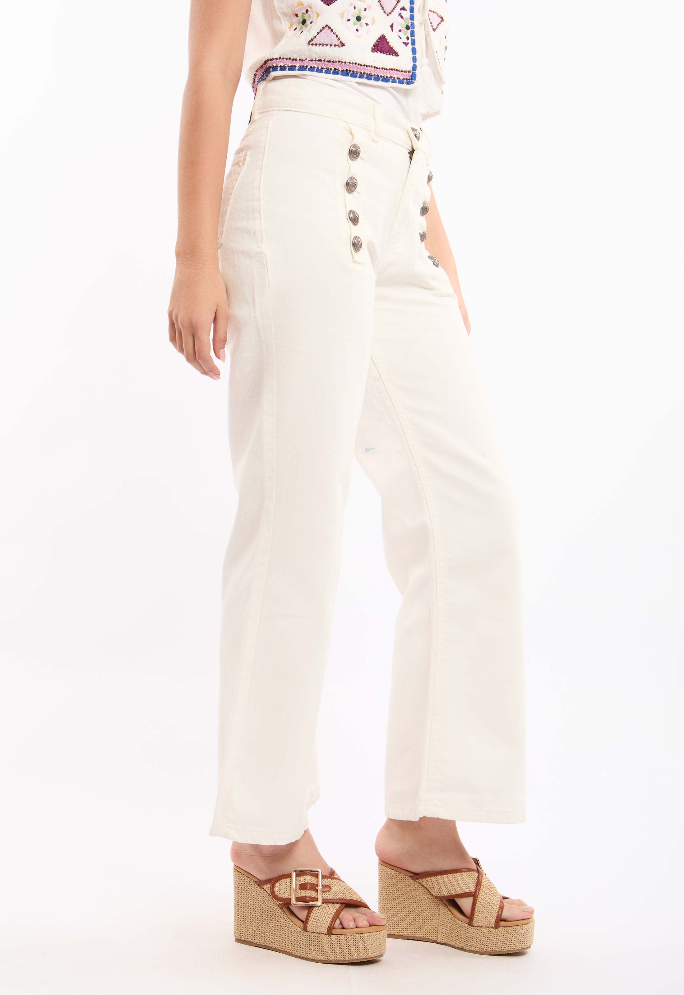 بنطلون بساق مستقيمة وأزرار بستايل البحّار