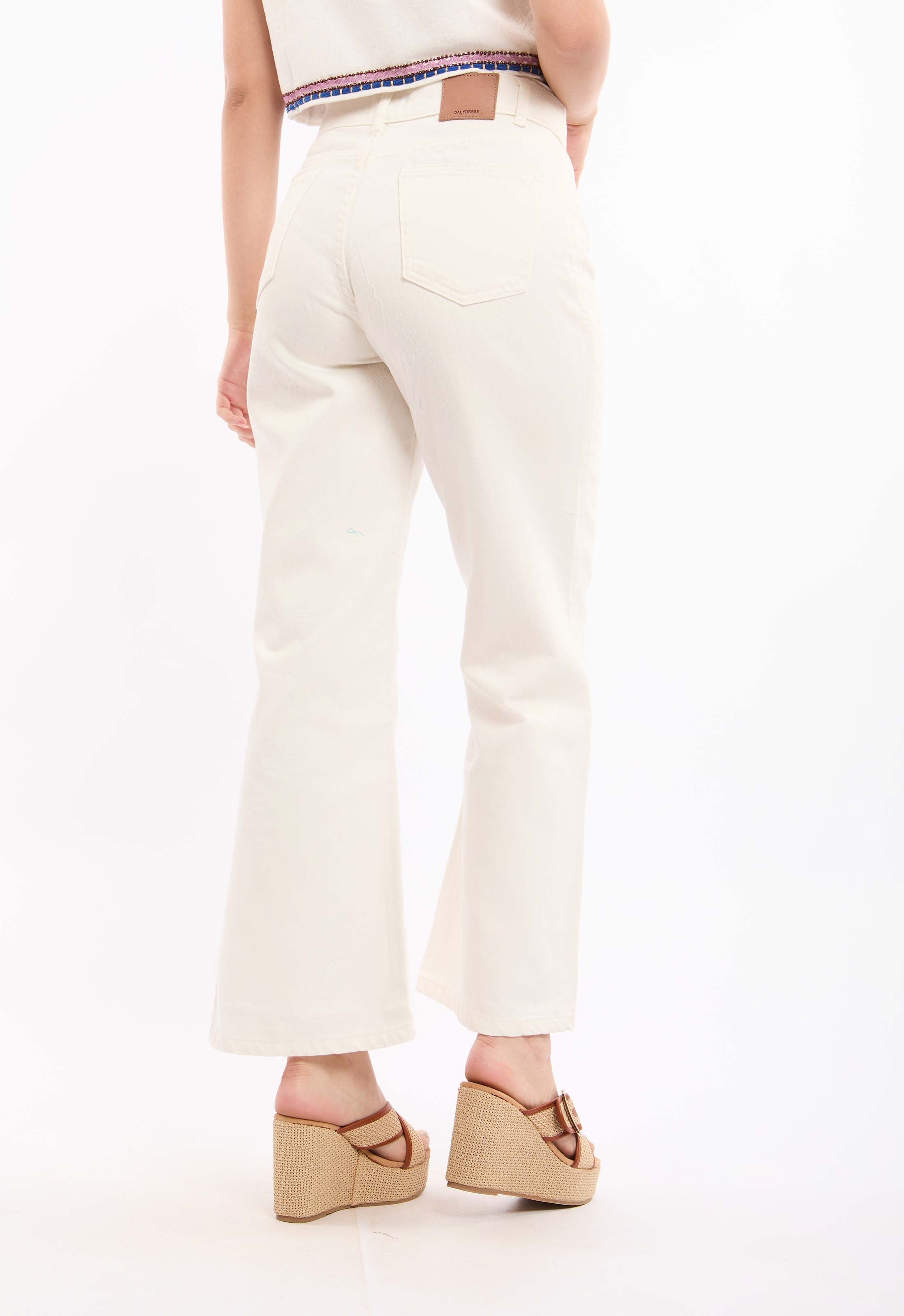 بنطلون بساق مستقيمة وأزرار بستايل البحّار