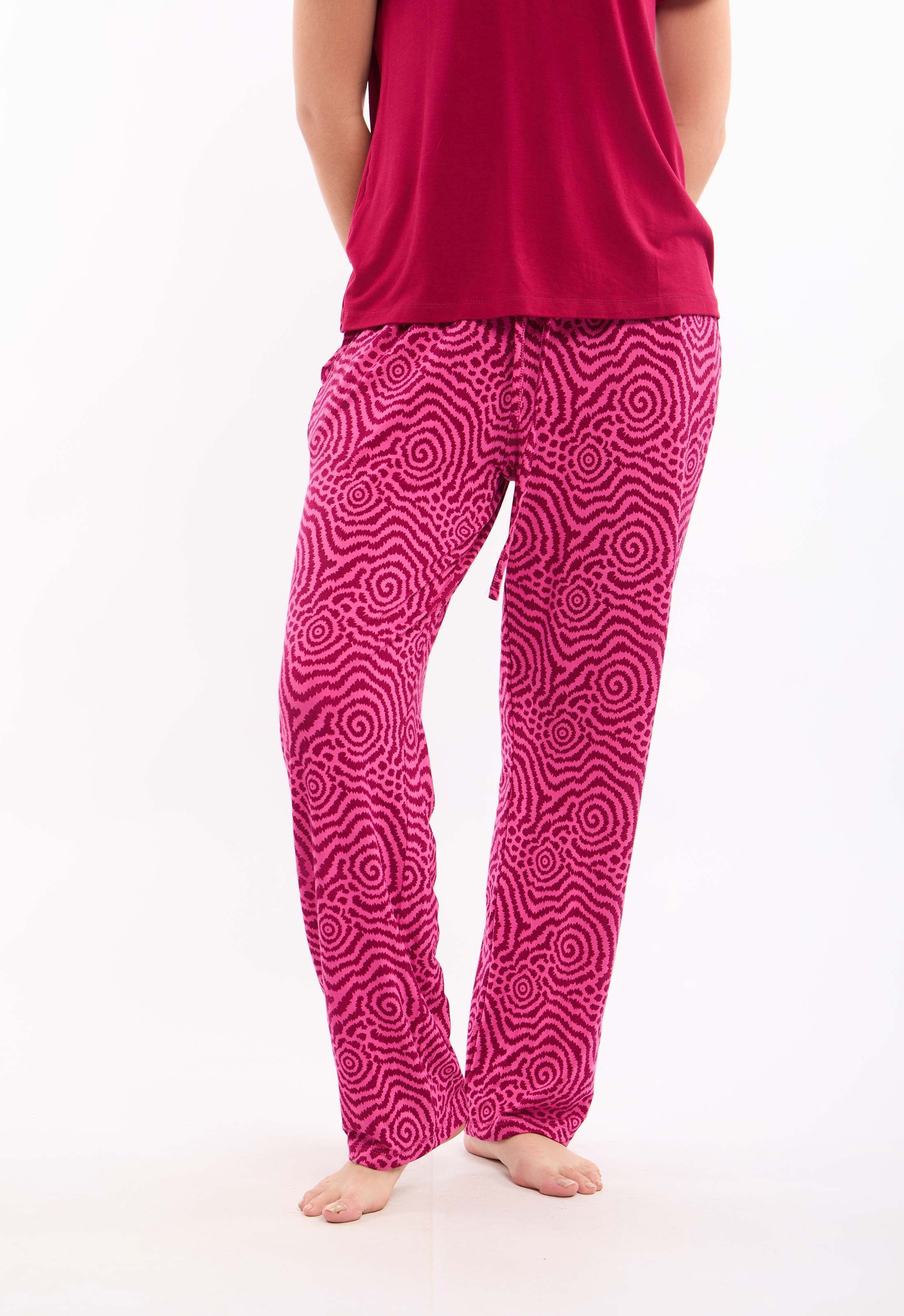 طقم بيجامة تيشيرت برقبة دائرية مع بنطلون منقوش