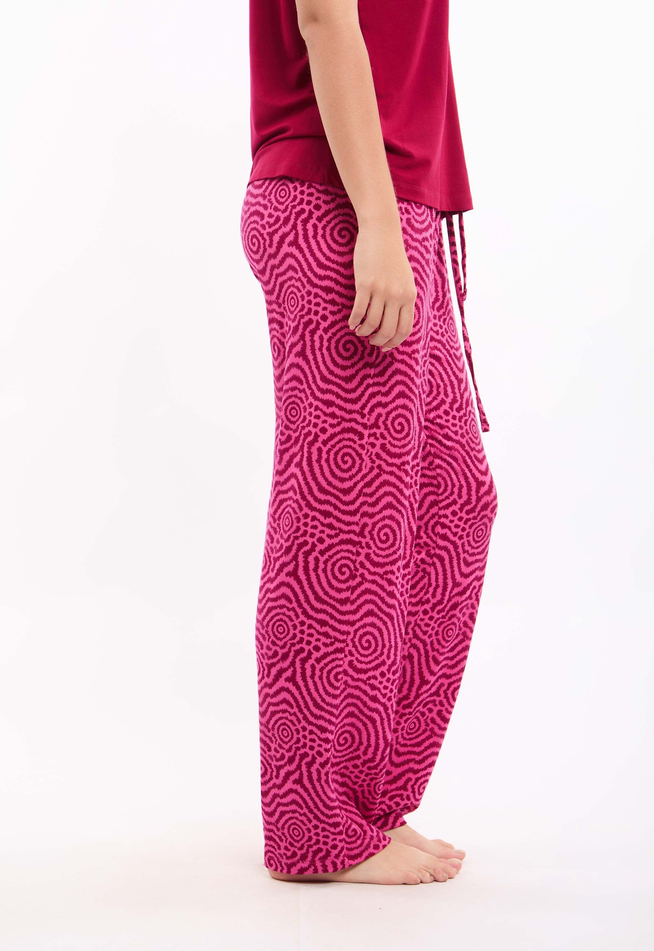 طقم بيجامة تيشيرت برقبة دائرية مع بنطلون منقوش