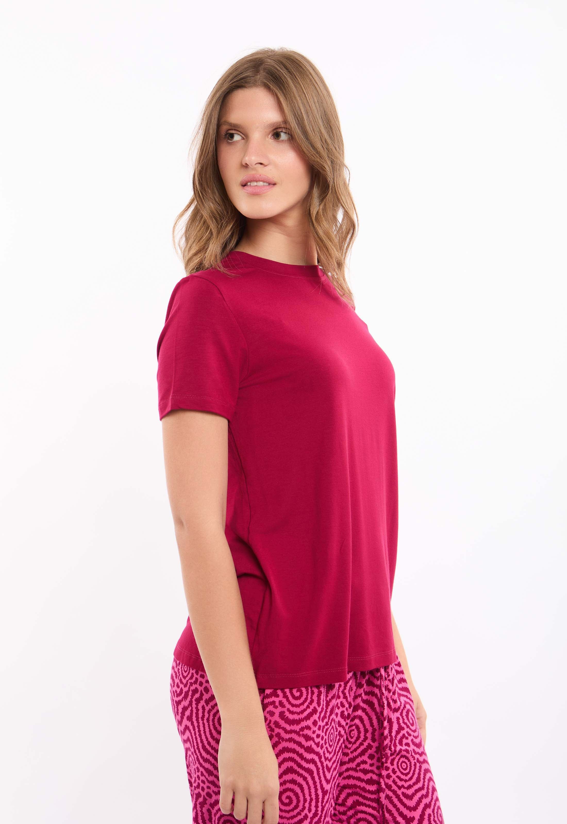 طقم بيجامة تيشيرت برقبة دائرية مع بنطلون منقوش