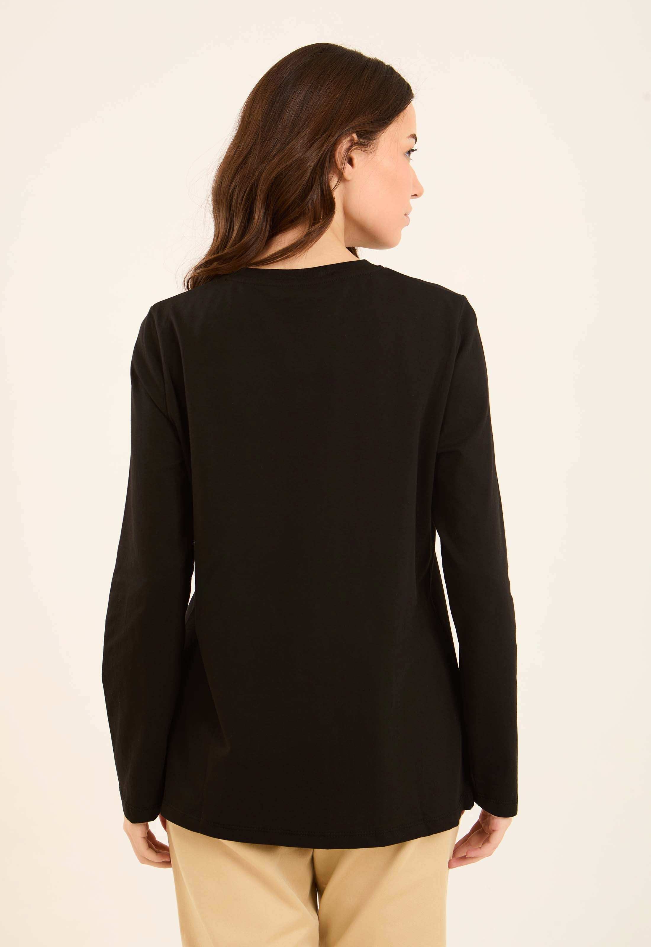 تيشيرت بأكمام طويلة مزخرف من الأمام