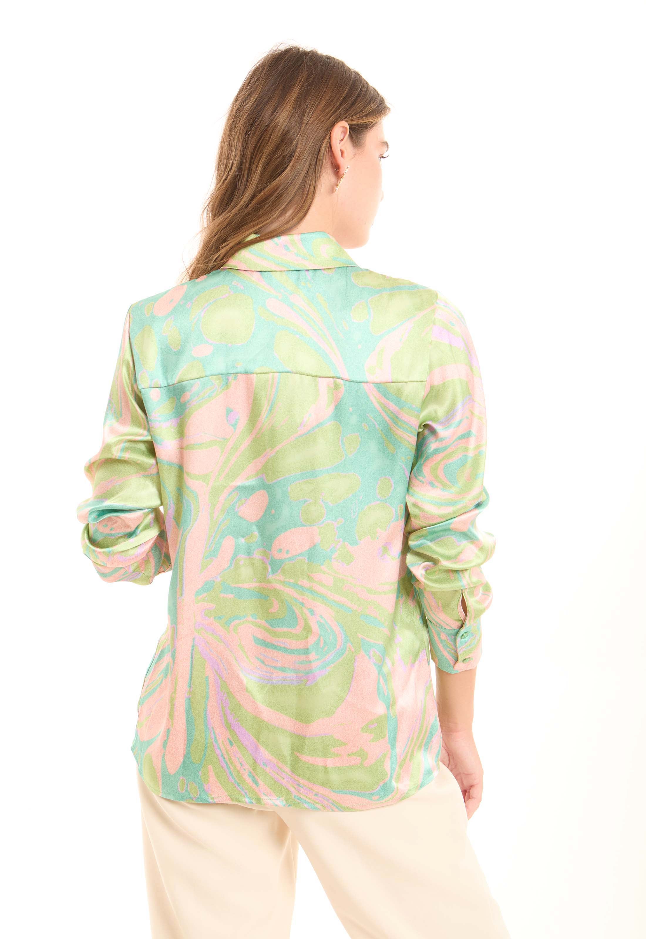 قميص ساتان بطبعة رخامية زاهية