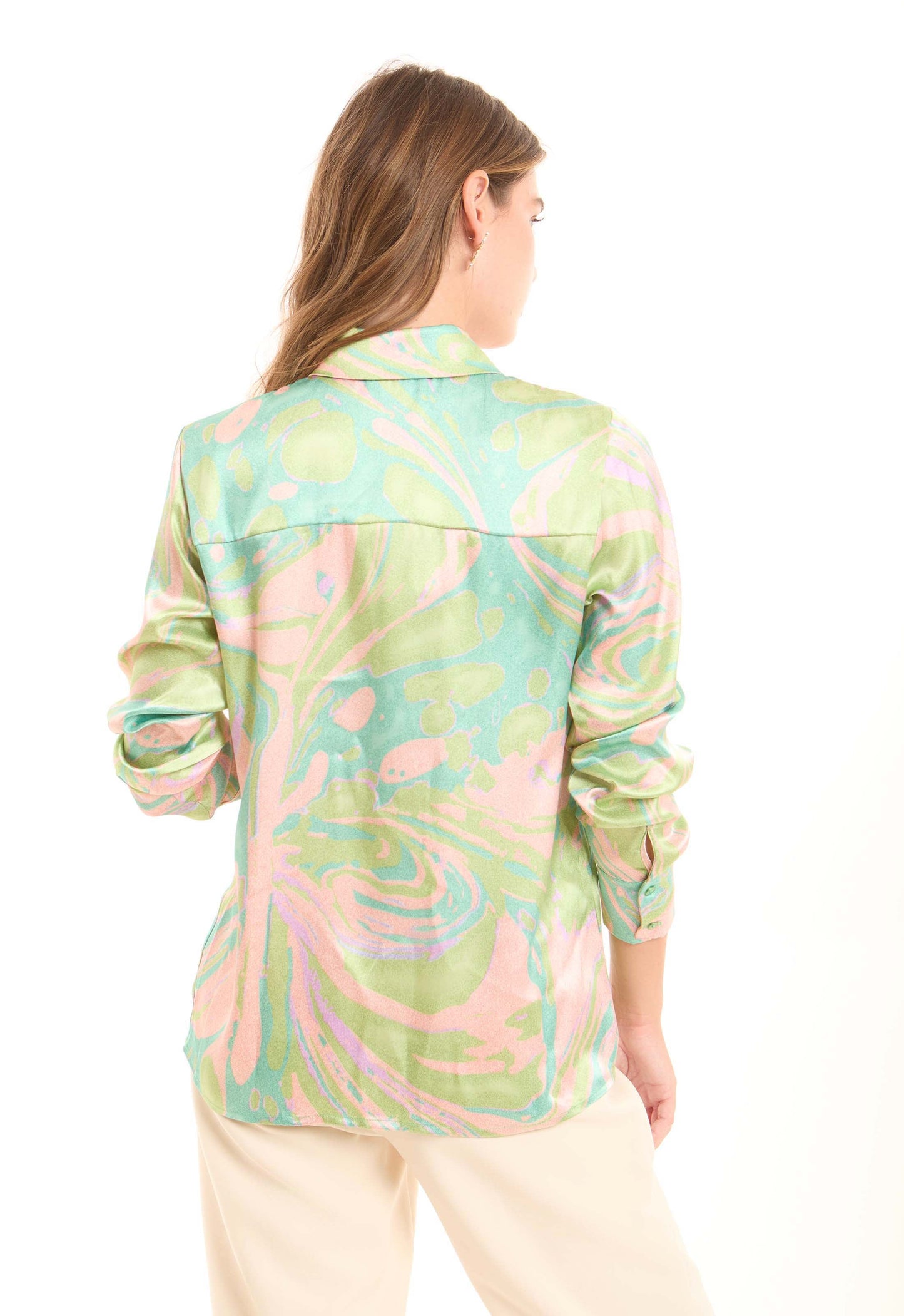 قميص ساتان بطبعة رخامية زاهية