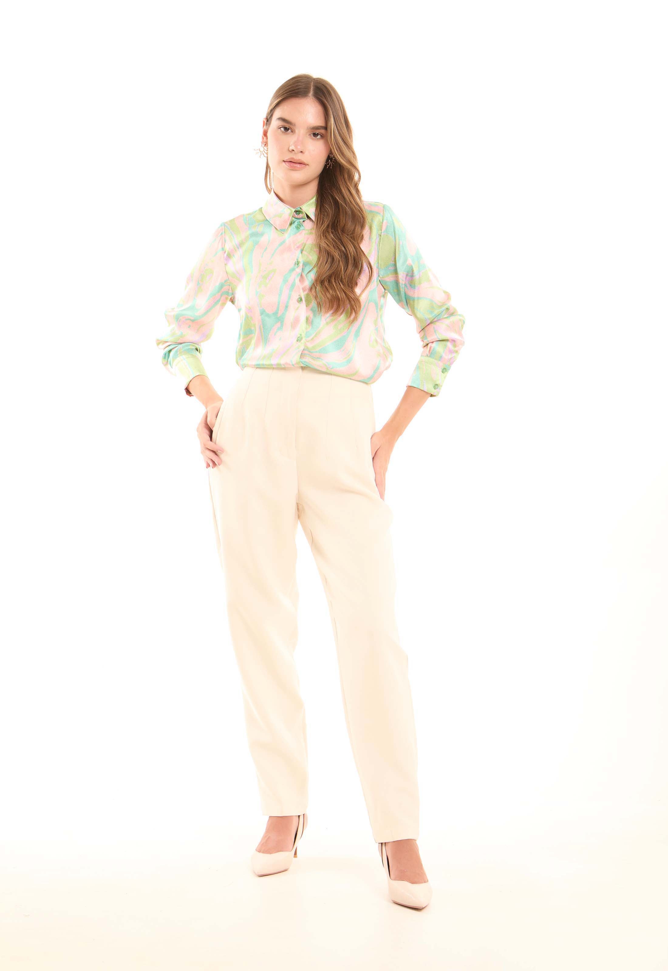 قميص ساتان بطبعة رخامية زاهية