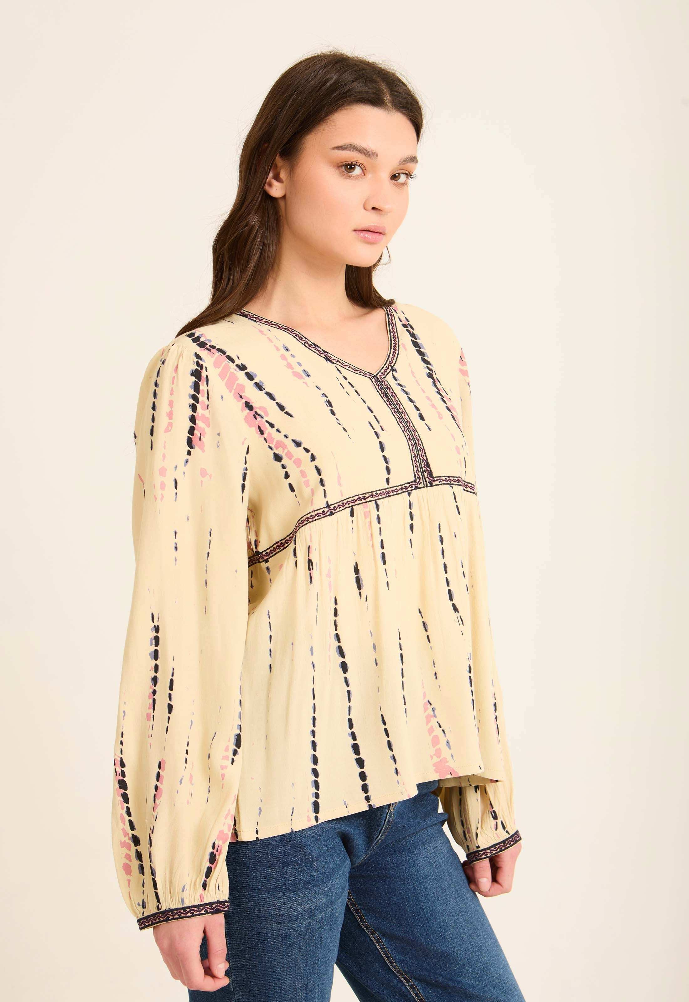 بلوزة مخططة بنقشة بوهيمي ورقبة V