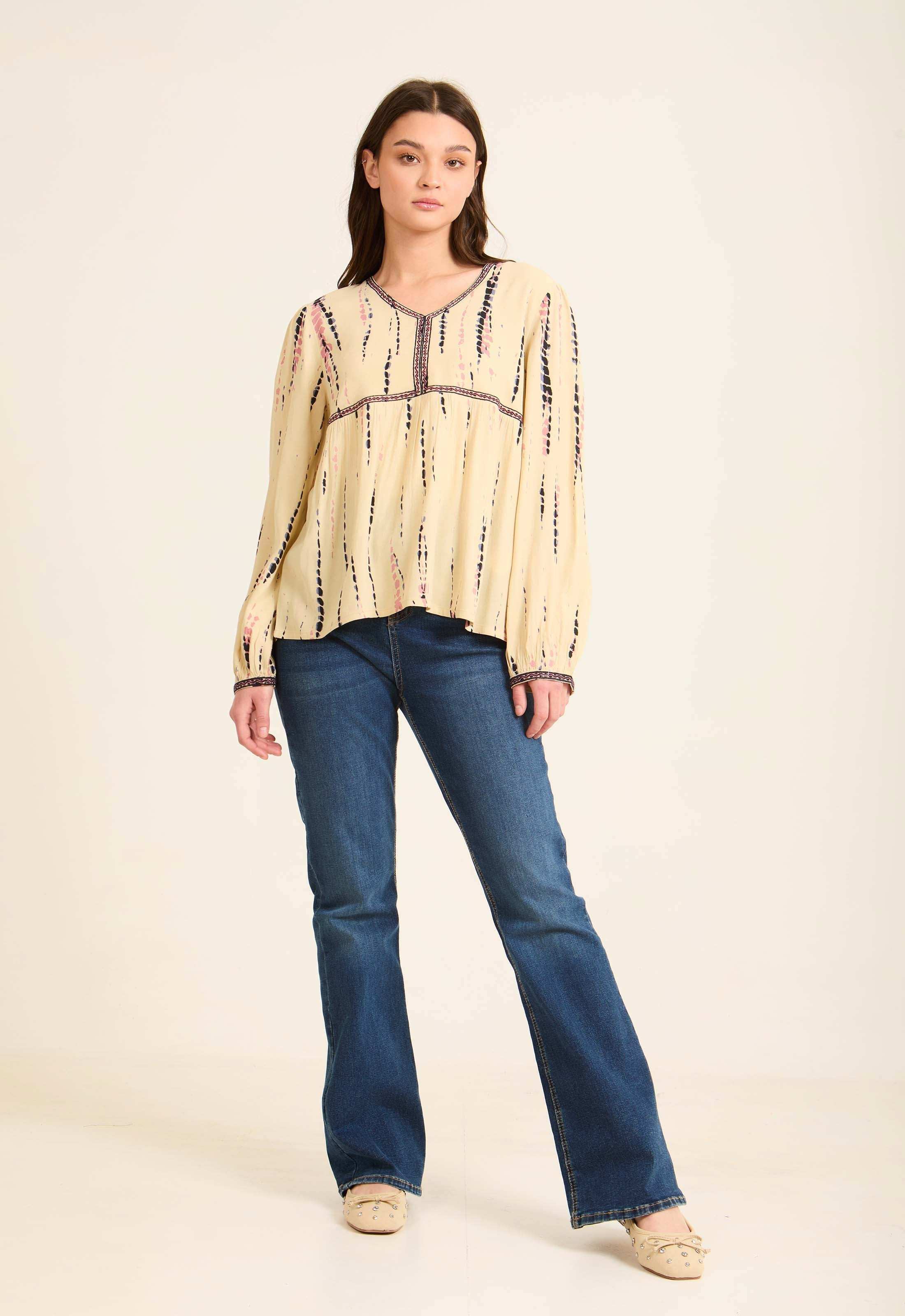 بلوزة مخططة بنقشة بوهيمي ورقبة V