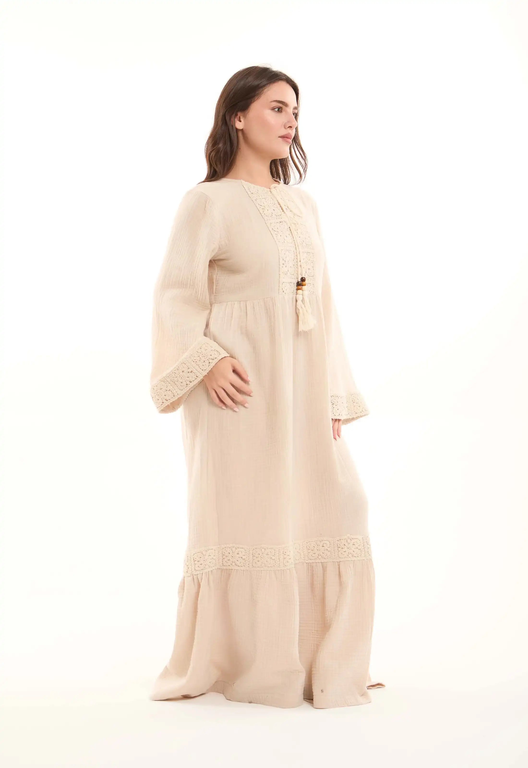 فستان طويل مزخرف بكروشيه عند الصدر والأكمام