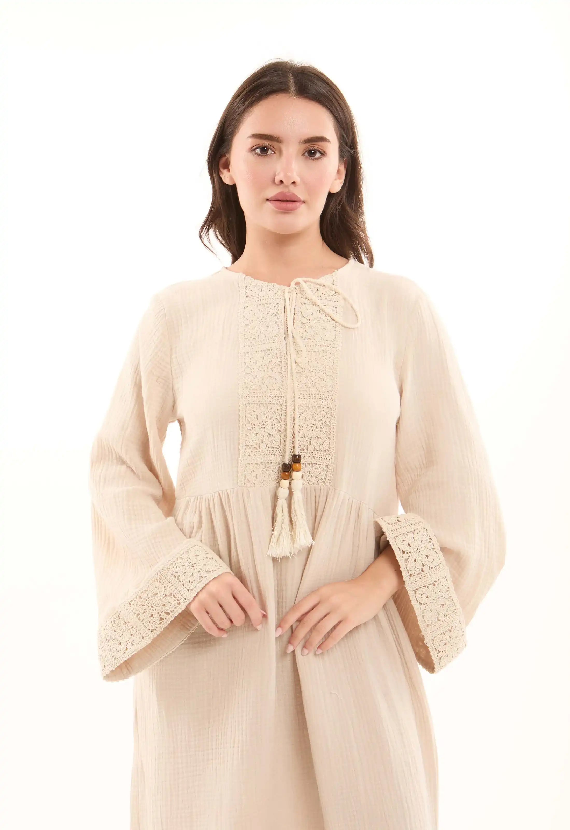 فستان طويل مزخرف بكروشيه عند الصدر والأكمام