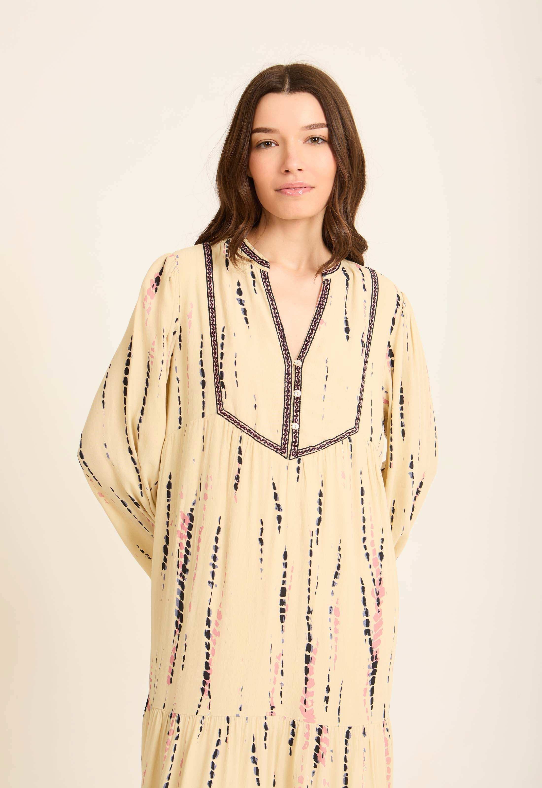 فستان بنقشة ملونة برقبة مفتوحة مطرزة