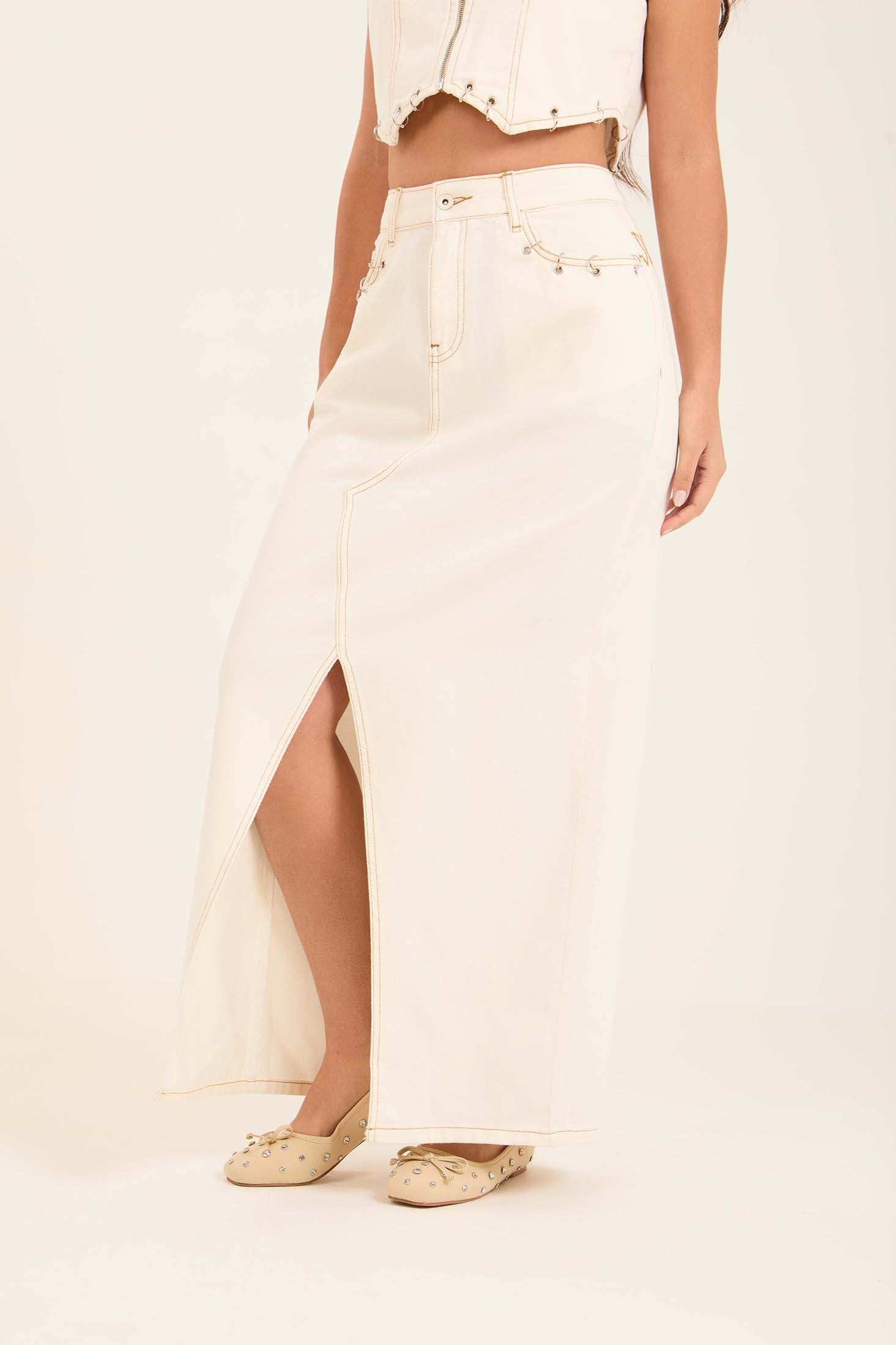 جيبة دنيم مزينة بحلقات مع فتحة أمامية