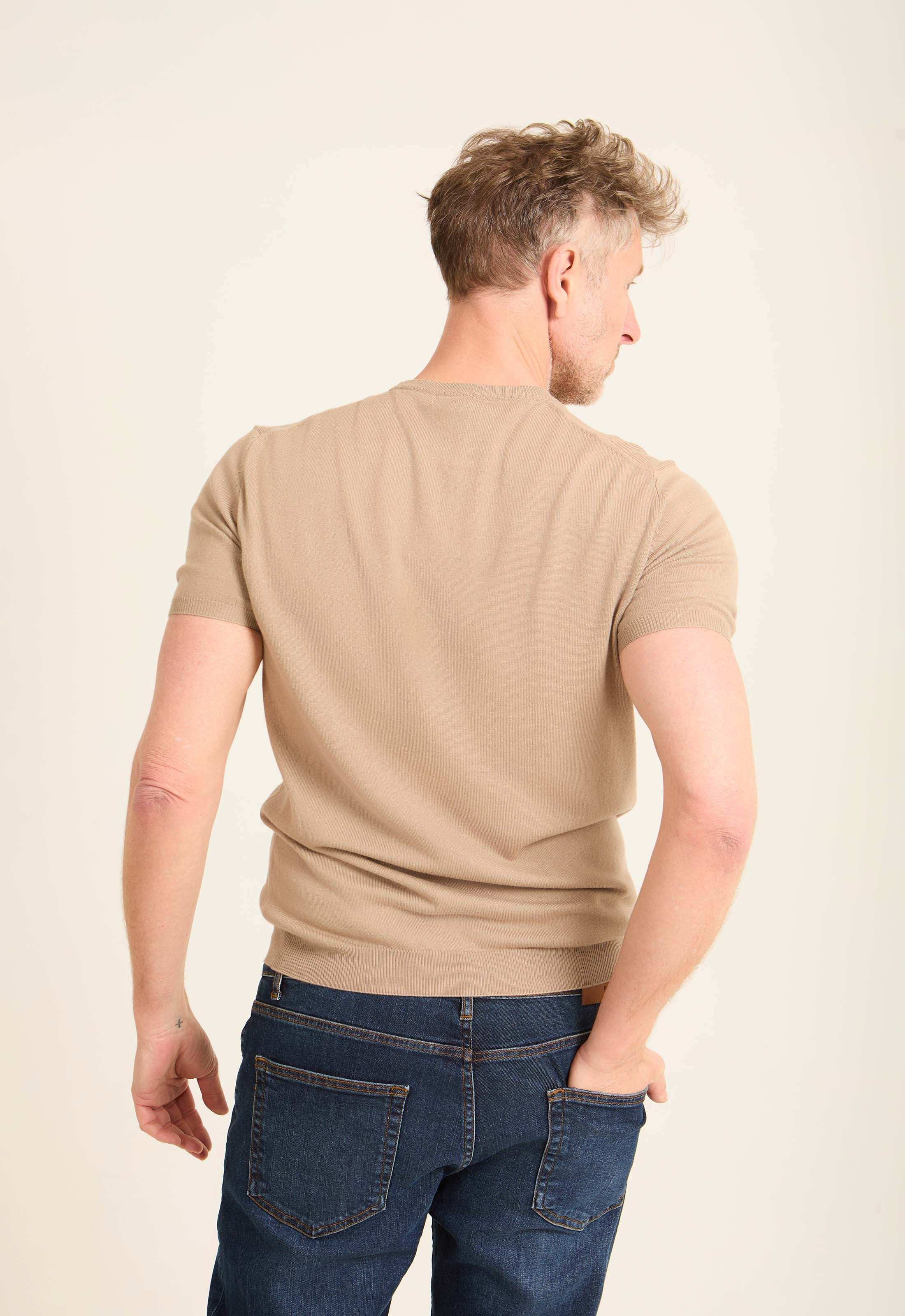 تيشيرت بقصة عادية مع رقبة & أكمام مضلعة