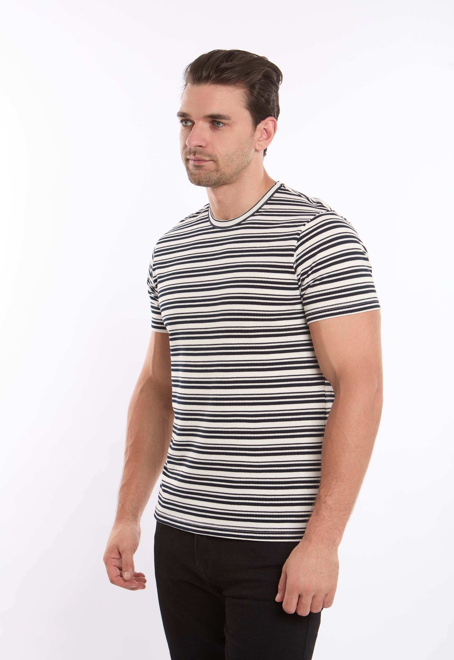 تيشيرت بأكمام قصيرة مخطط بنقشة مزخرفة