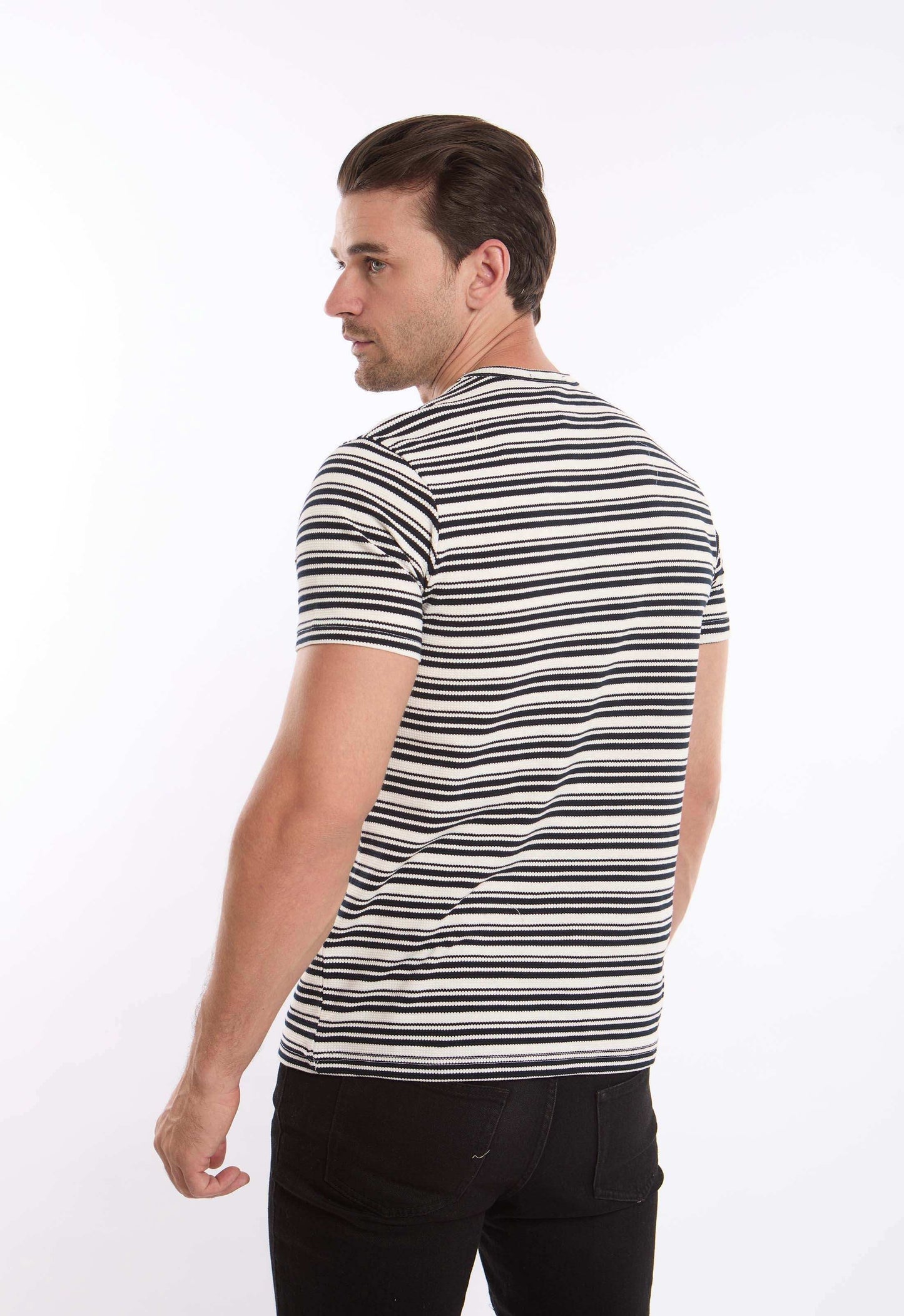 تيشيرت بأكمام قصيرة مخطط بنقشة مزخرفة