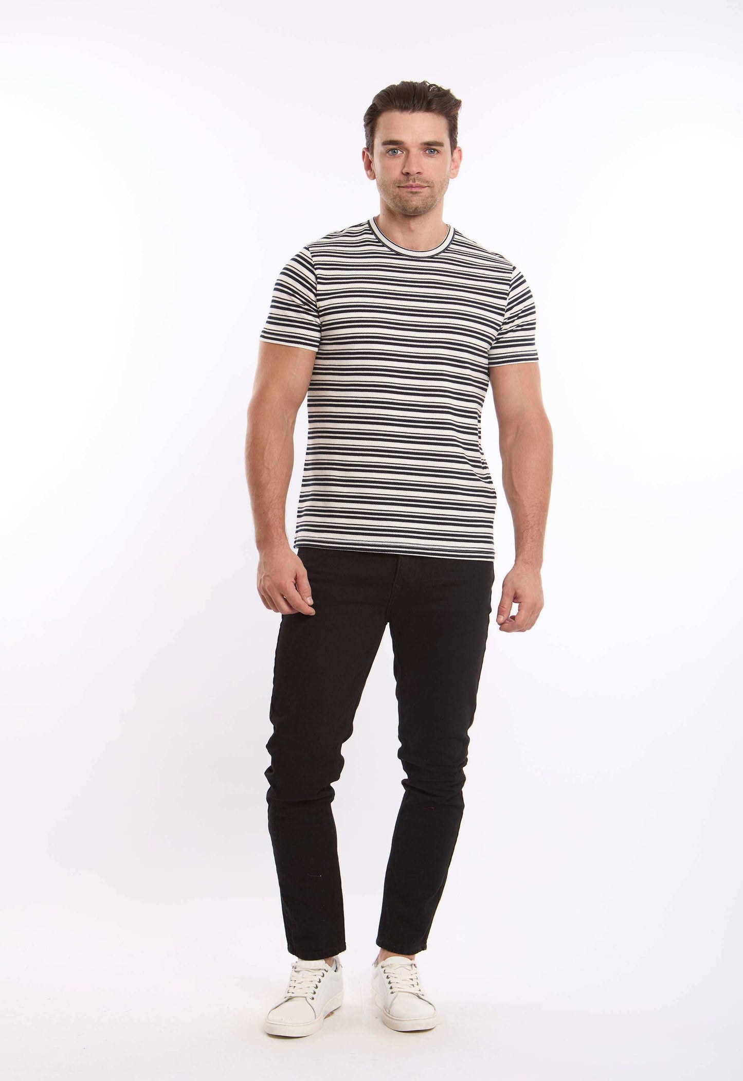 تيشيرت بأكمام قصيرة مخطط بنقشة مزخرفة