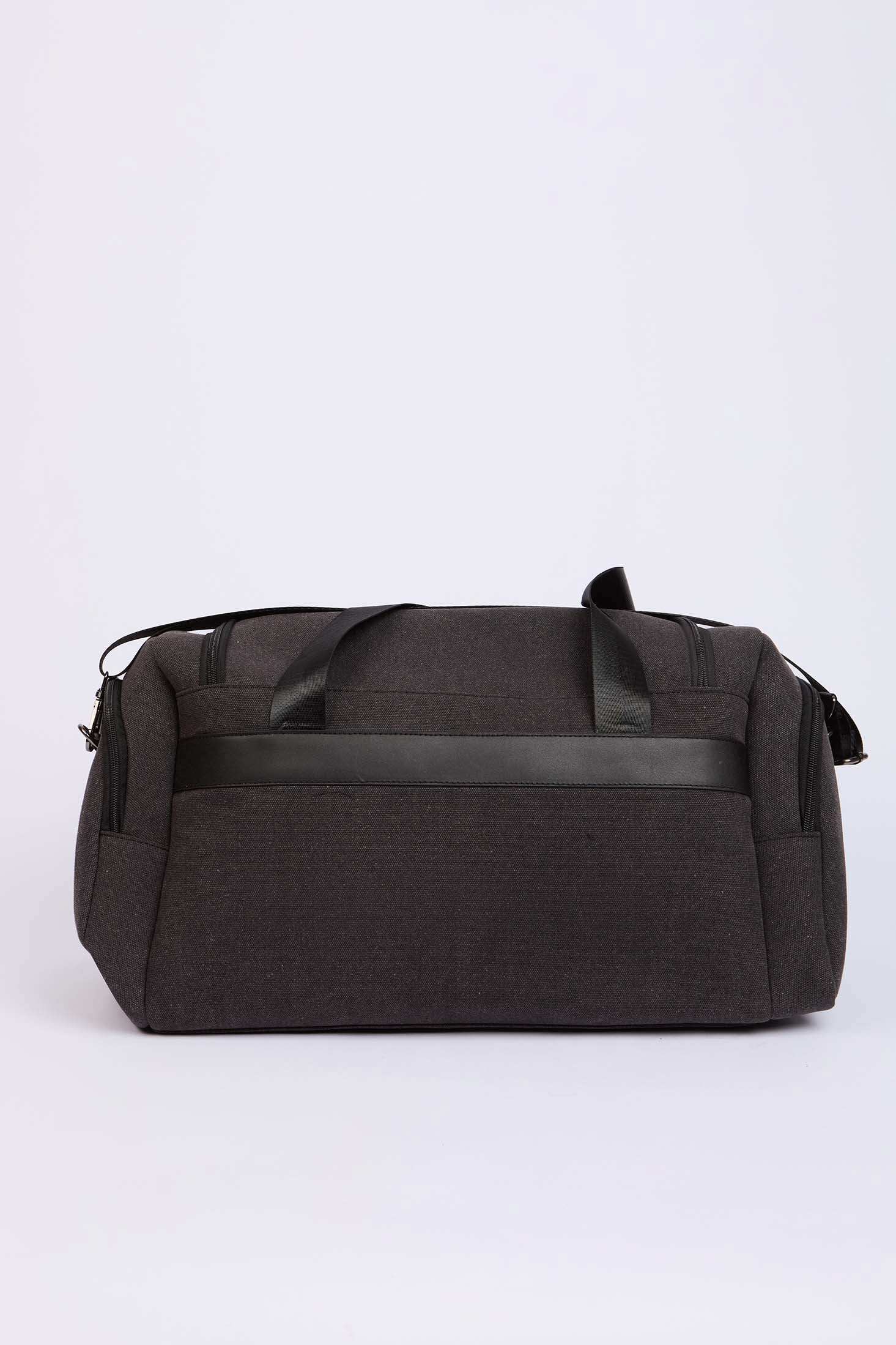 رجال يحملون الأسود