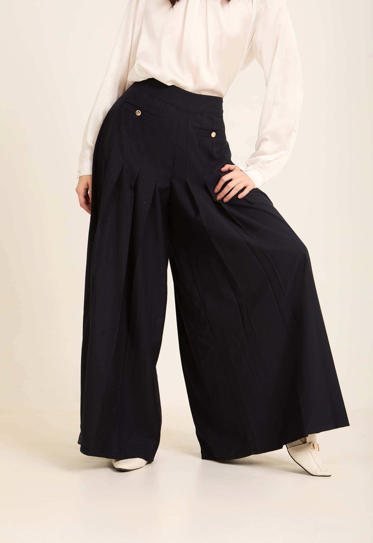 Pleated Wide-Leg Pants in a Structured Silhouette