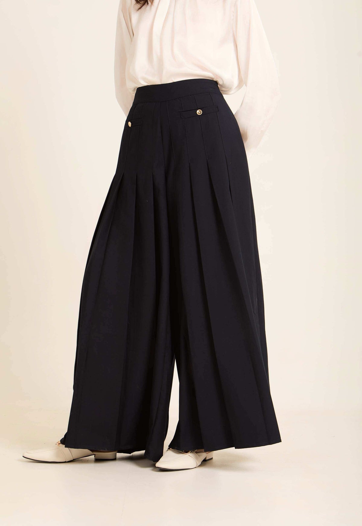Pleated Wide-Leg Pants in a Structured Silhouette