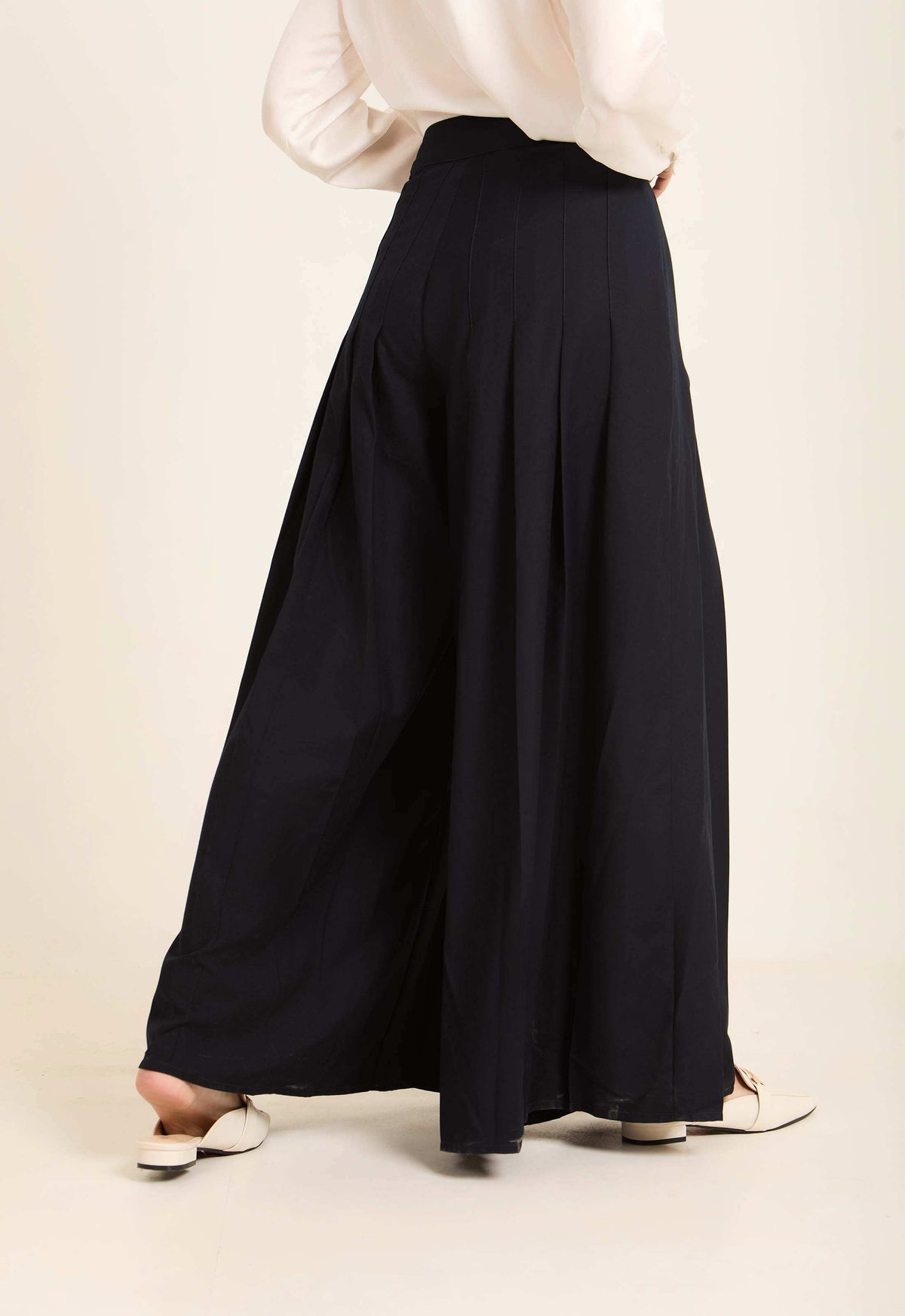 Pleated Wide-Leg Pants in a Structured Silhouette