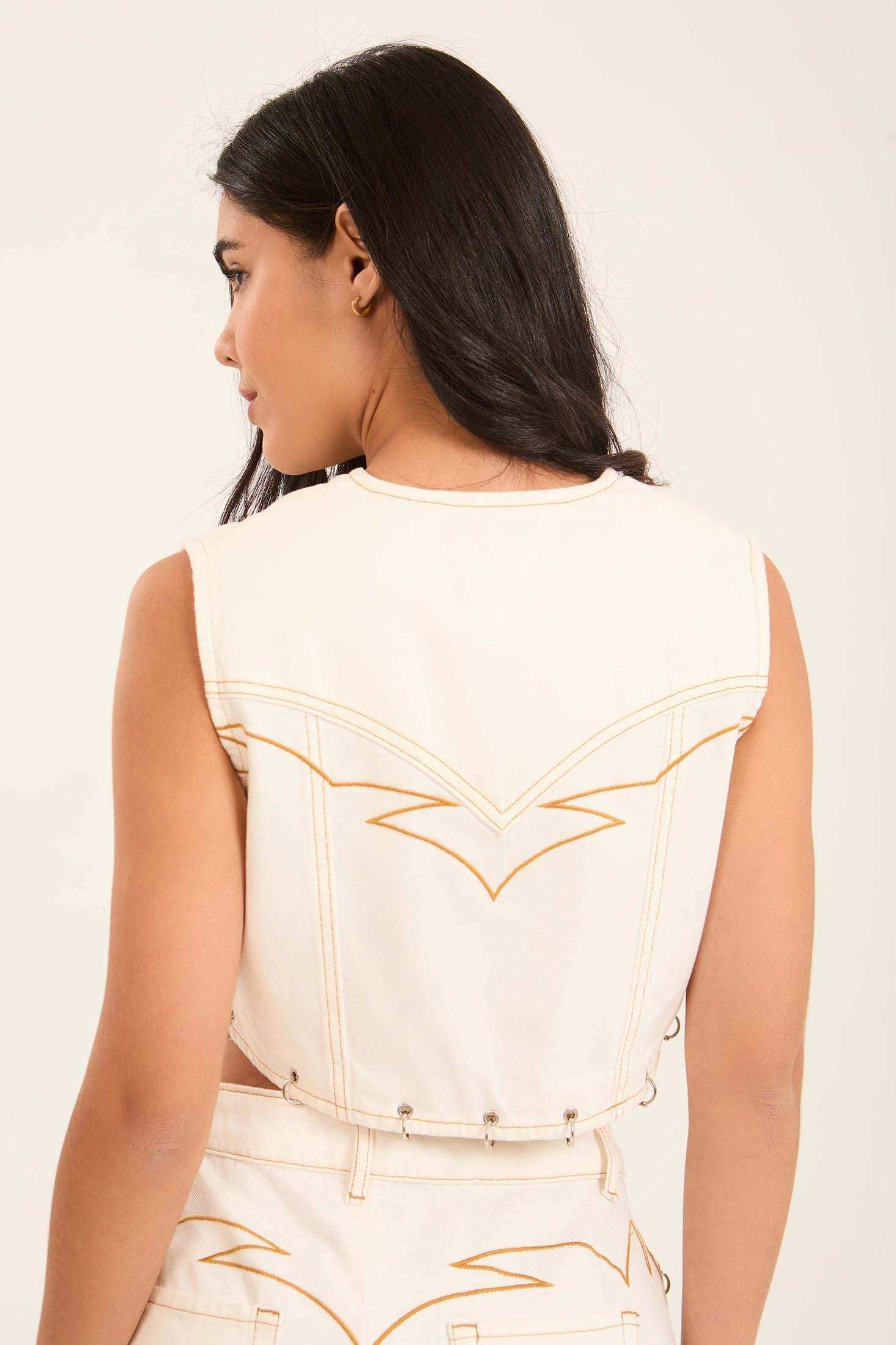 فيست برقبة V عميقة بسوستة مزين بحلقات