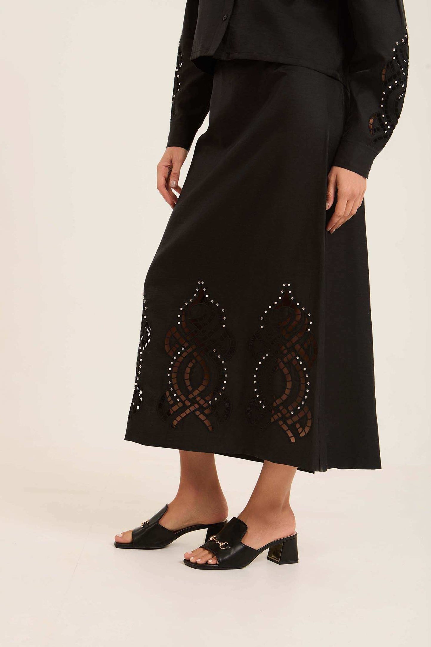 جيبة مخرمة مزخرفة باللؤلؤ