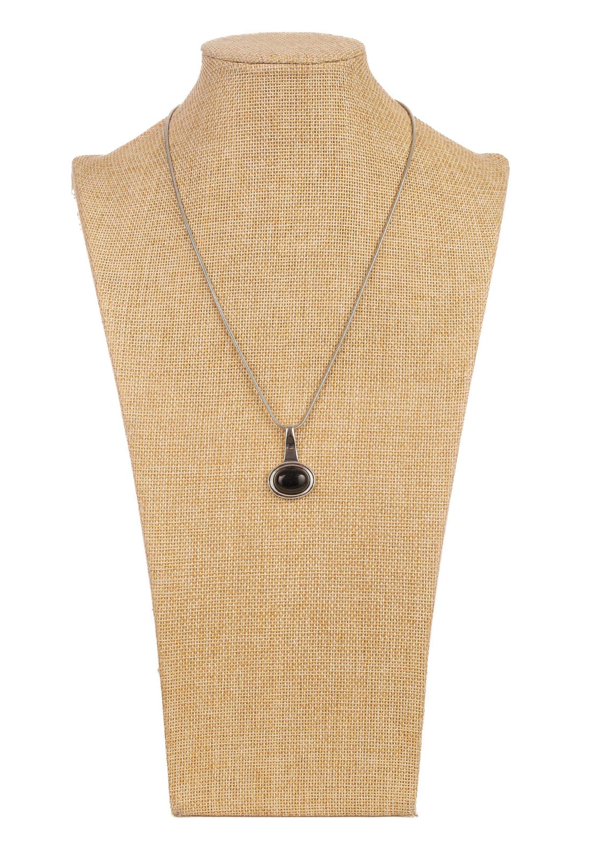 Sleek Stone Pendant Necklace Design