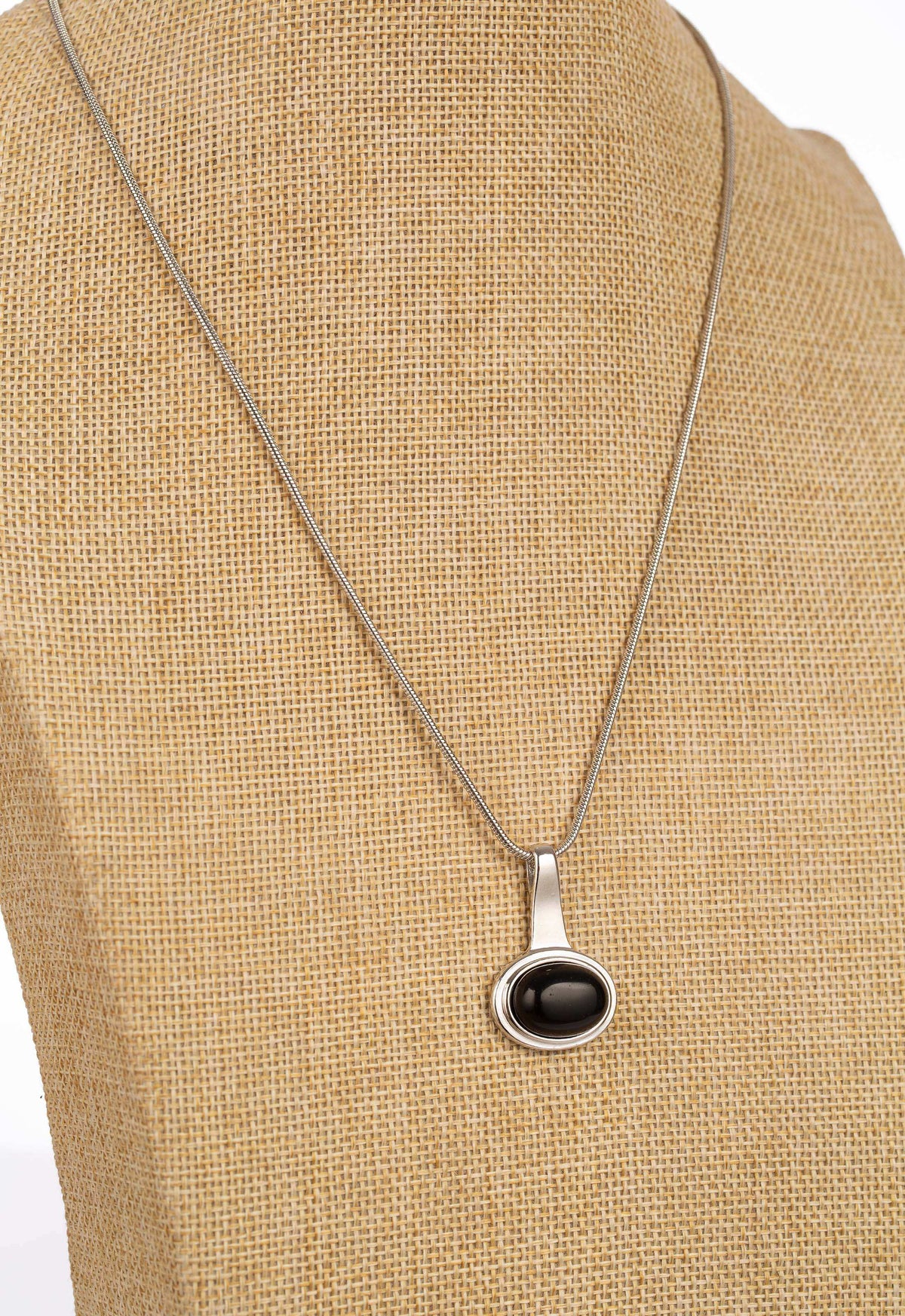Sleek Stone Pendant Necklace Design