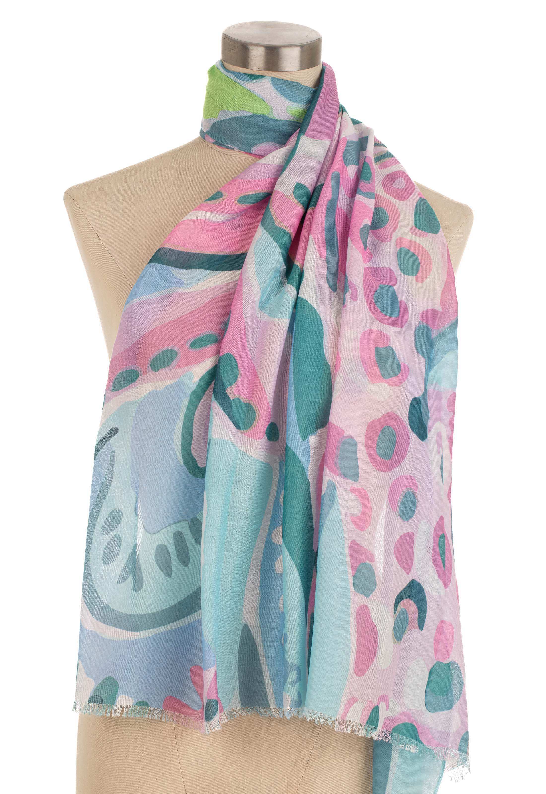 وشاح ناعم بنقشة فراشة