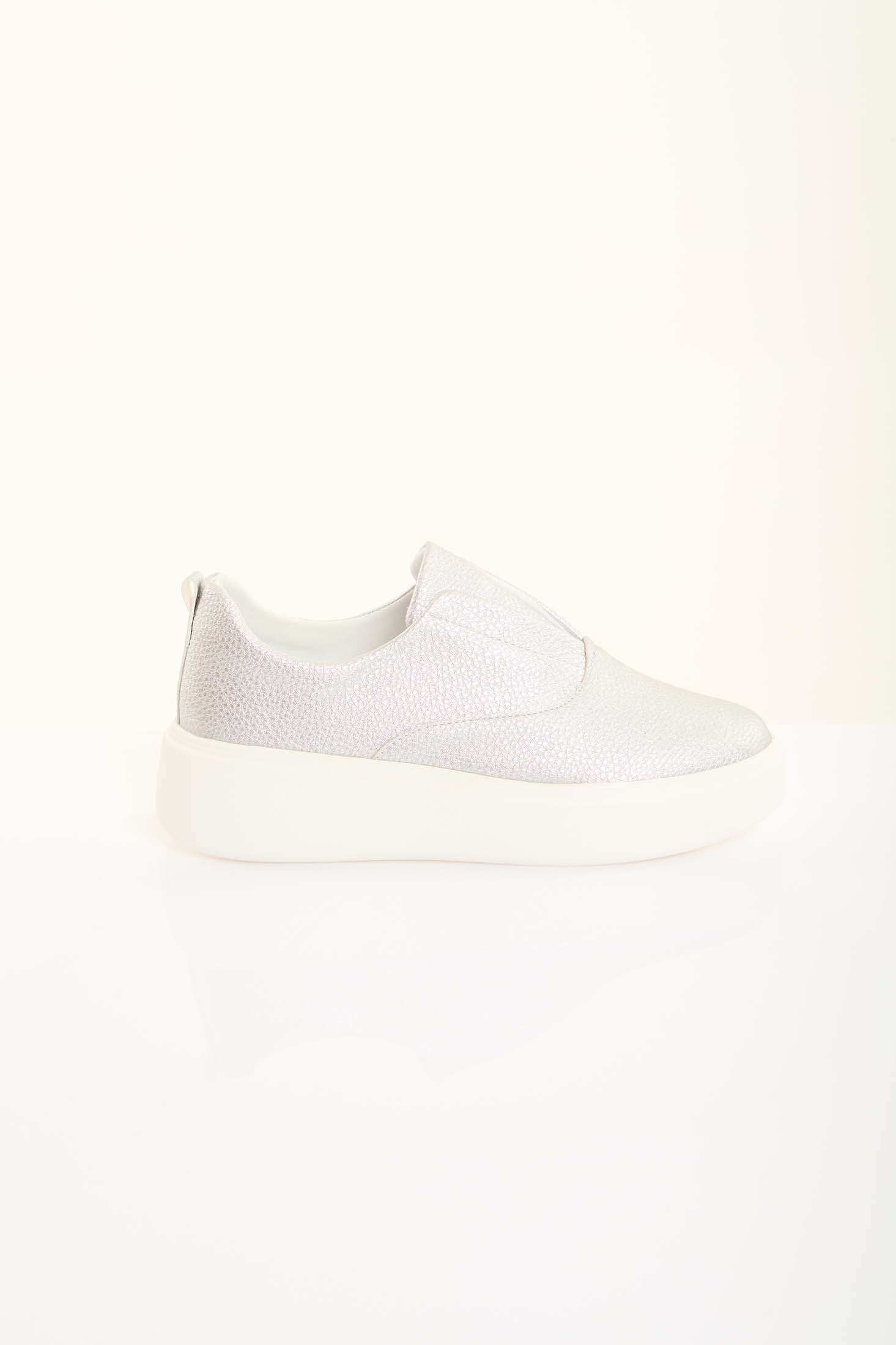 أحذية رياضية قابلة للارتداء على منصة