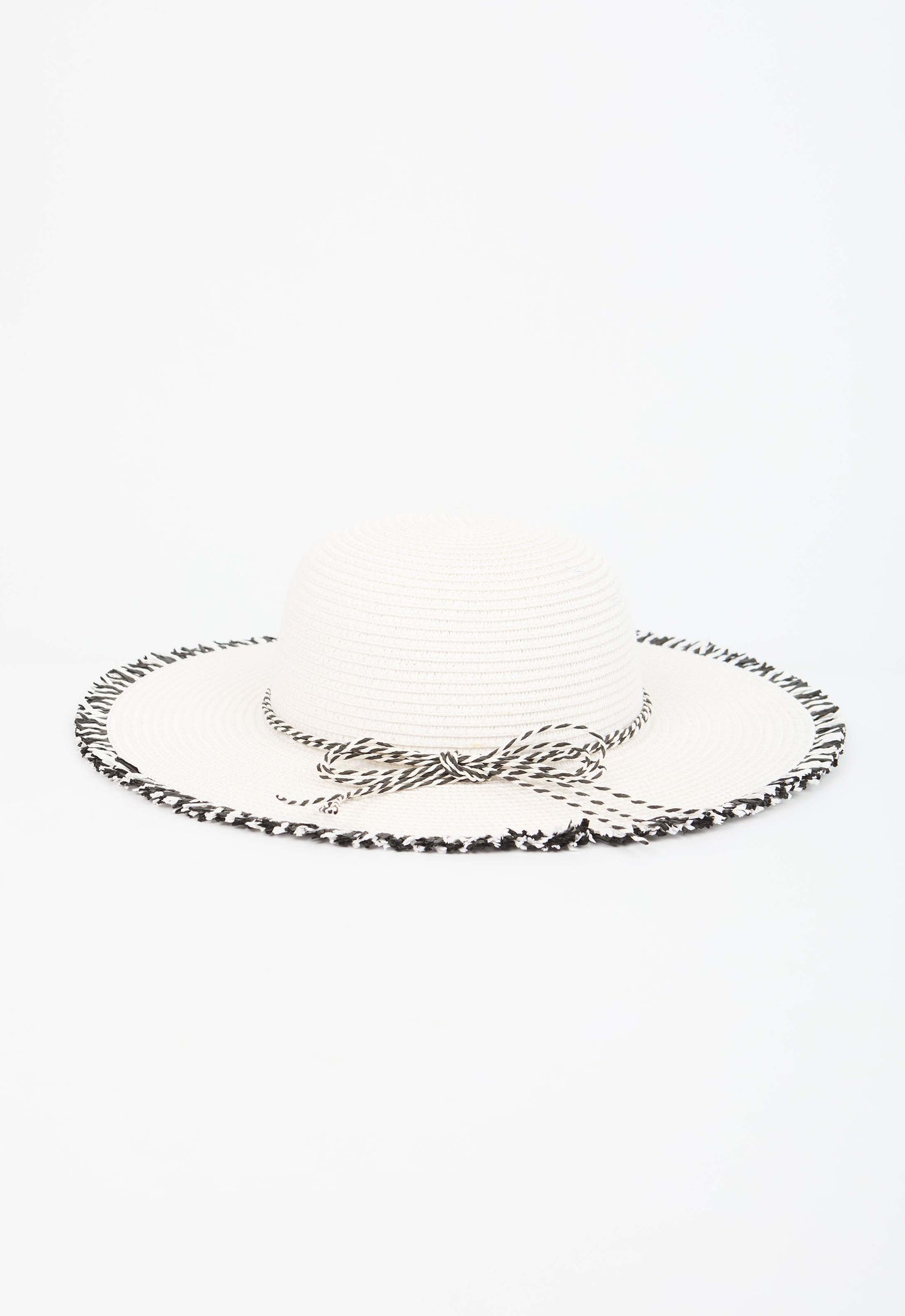 قبعة قش مرصعة بالخرز مصنوعة يدويا