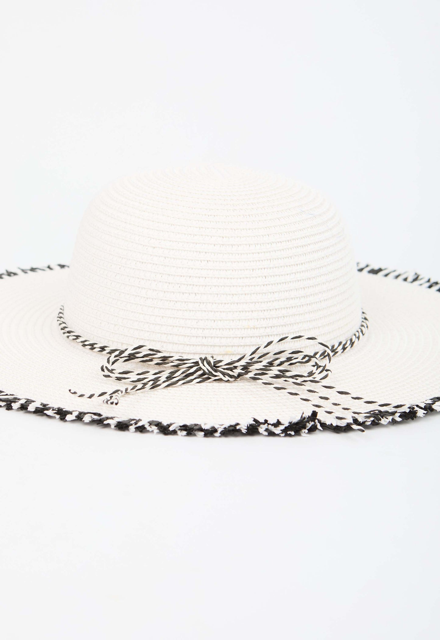 قبعة قش مرصعة بالخرز مصنوعة يدويا