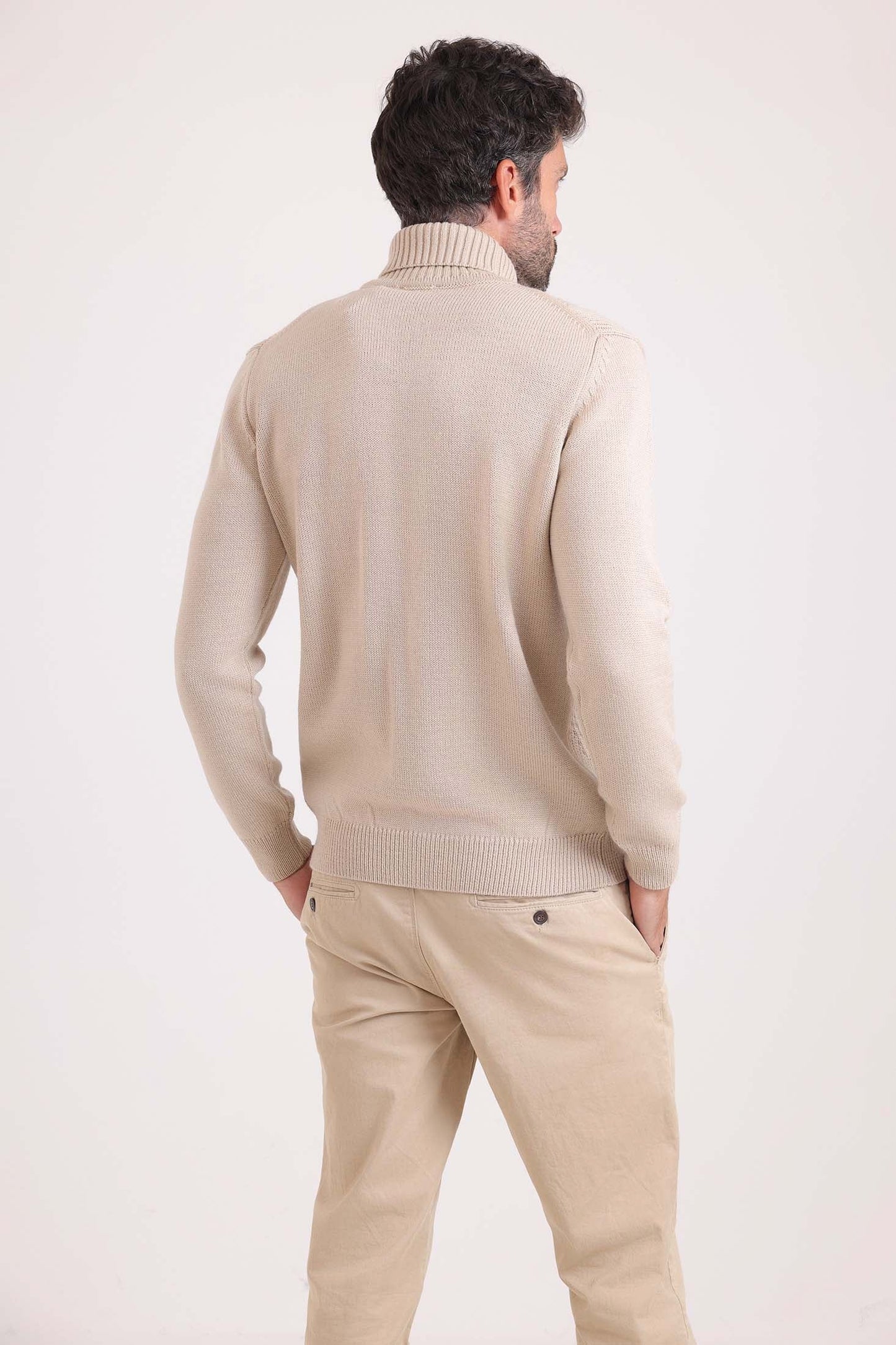 سويتر محبوك مضلع برقبة عالية