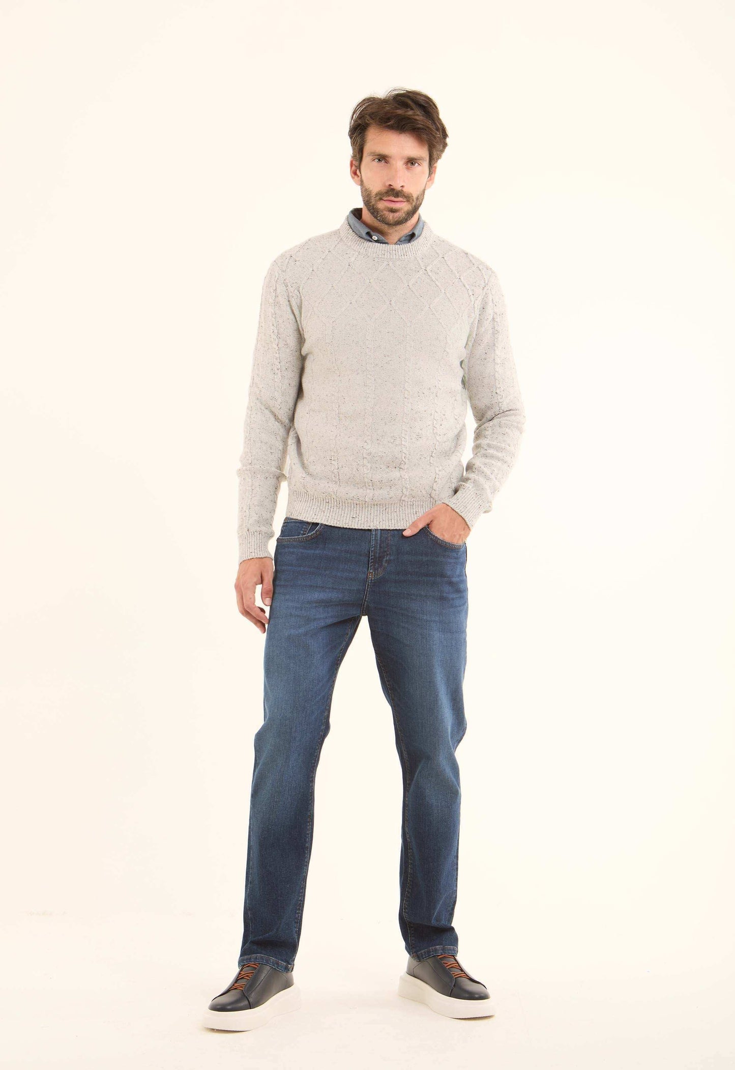 Knitted Diamond Round Neck Pullover with Flecks