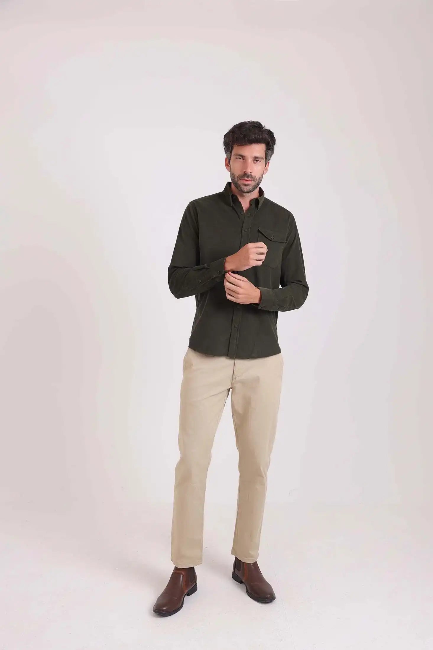 قميص قطن سادة بقصة عادية مع جيب بزرار