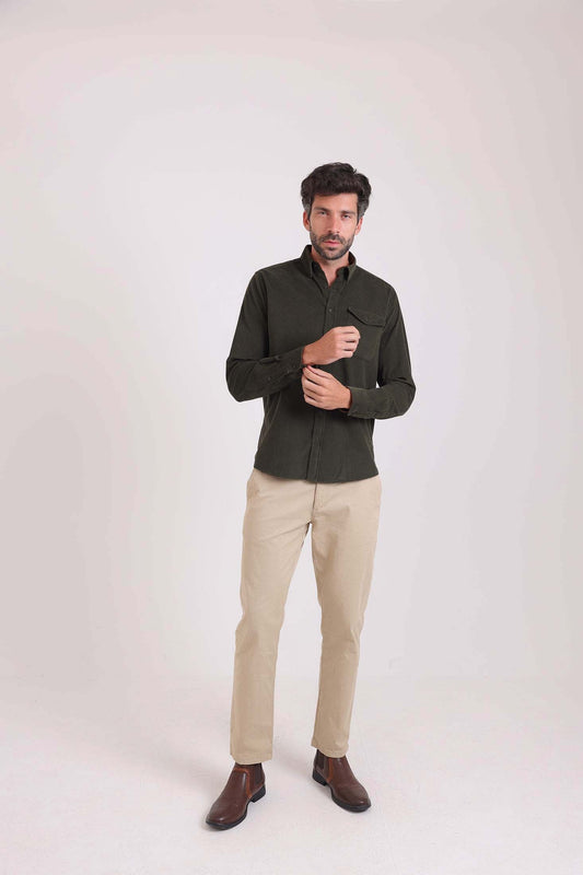 قميص قطن سادة بقصة عادية مع جيب بزرار