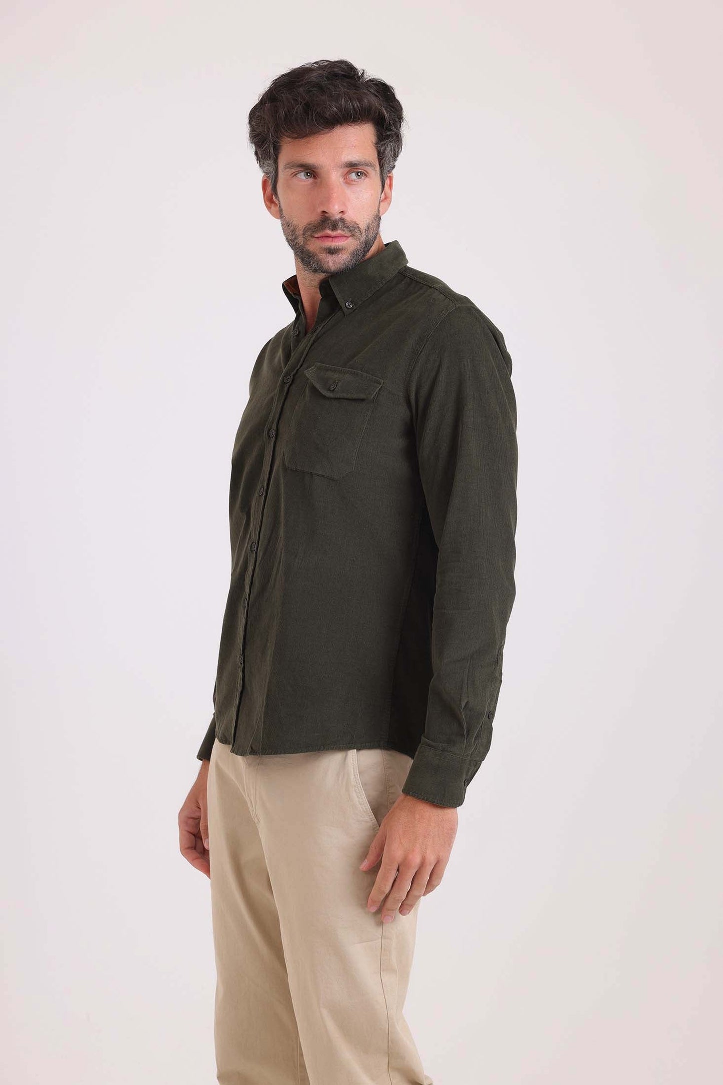 قميص قطن سادة بقصة عادية مع جيب بزرار