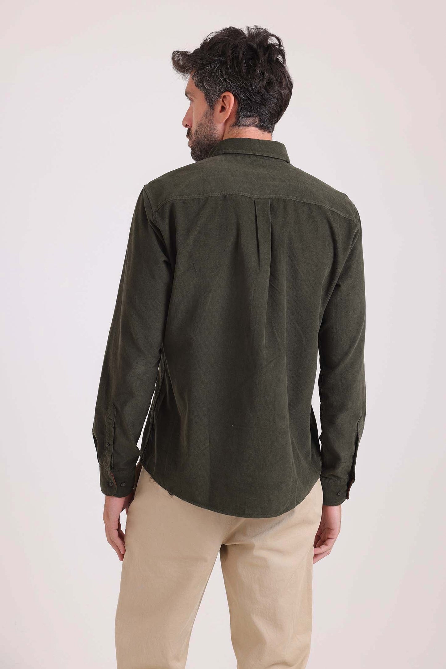 قميص قطن سادة بقصة عادية مع جيب بزرار